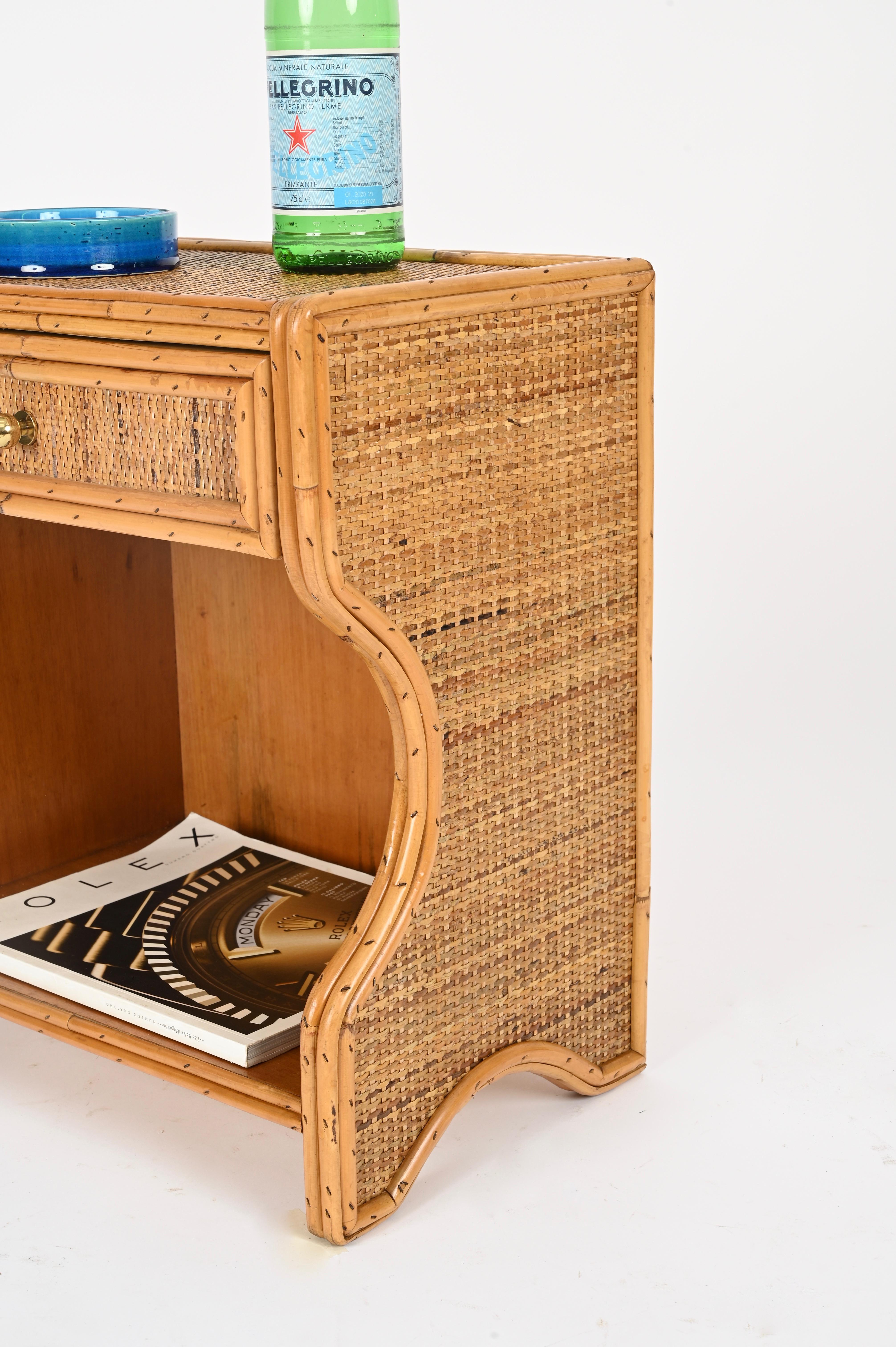 Coppia di comodini della Costa Azzurra in rattan, vimini e ottone, Italia anni '70 In condizioni buone in vendita a Roma, IT