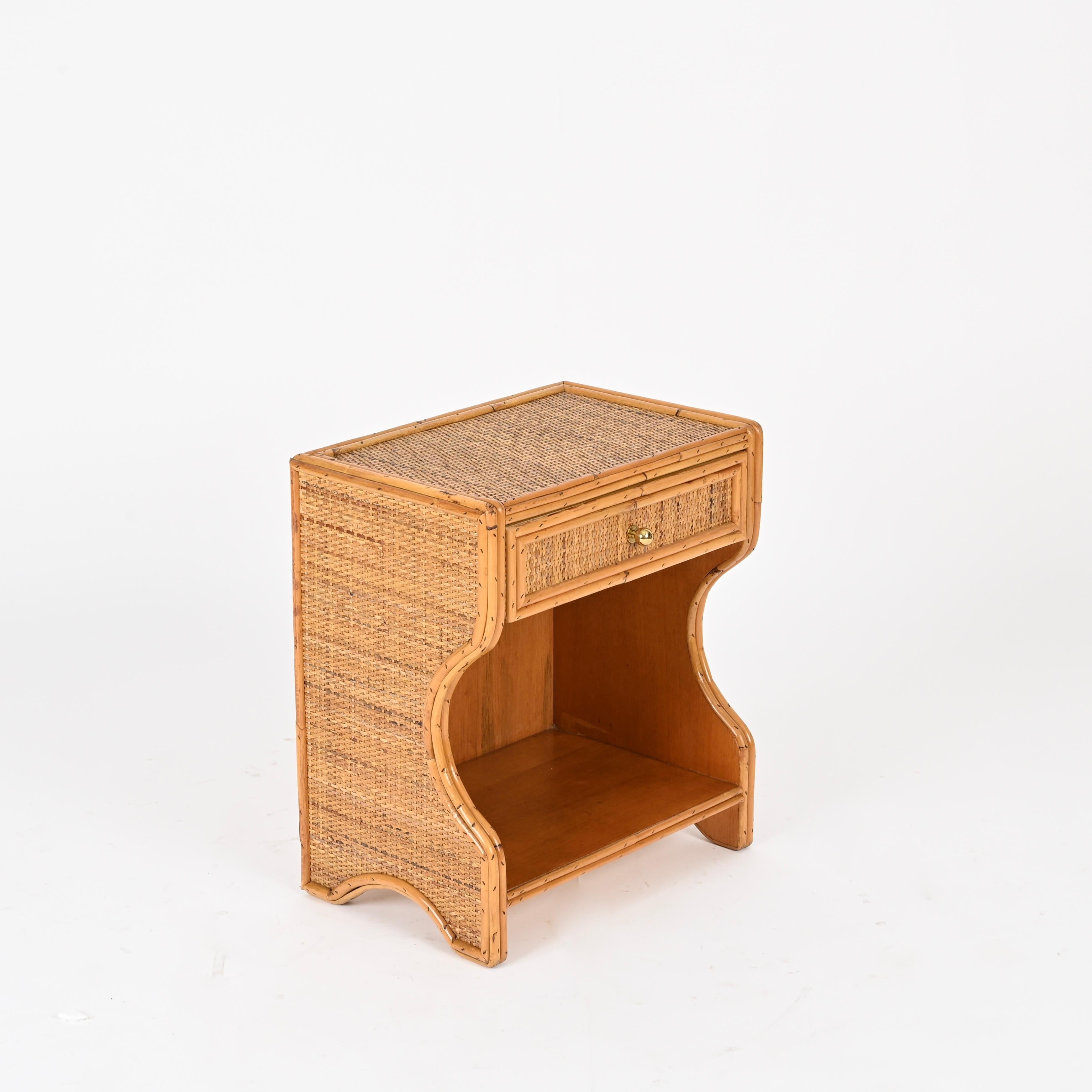 XX secolo Coppia di comodini della Costa Azzurra in rattan, vimini e ottone, Italia anni '70 in vendita