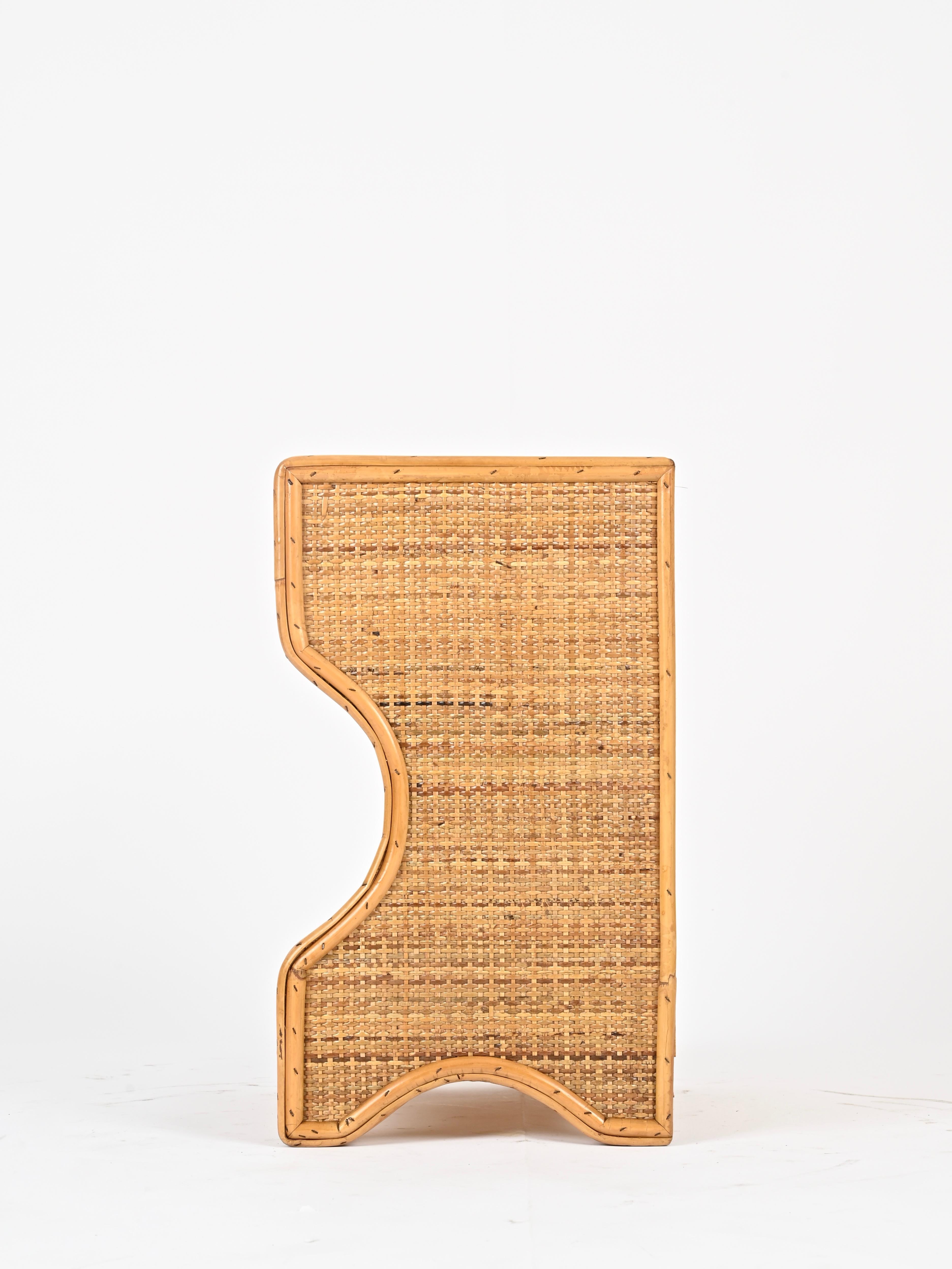 Ottone Coppia di comodini della Costa Azzurra in rattan, vimini e ottone, Italia anni '70 in vendita