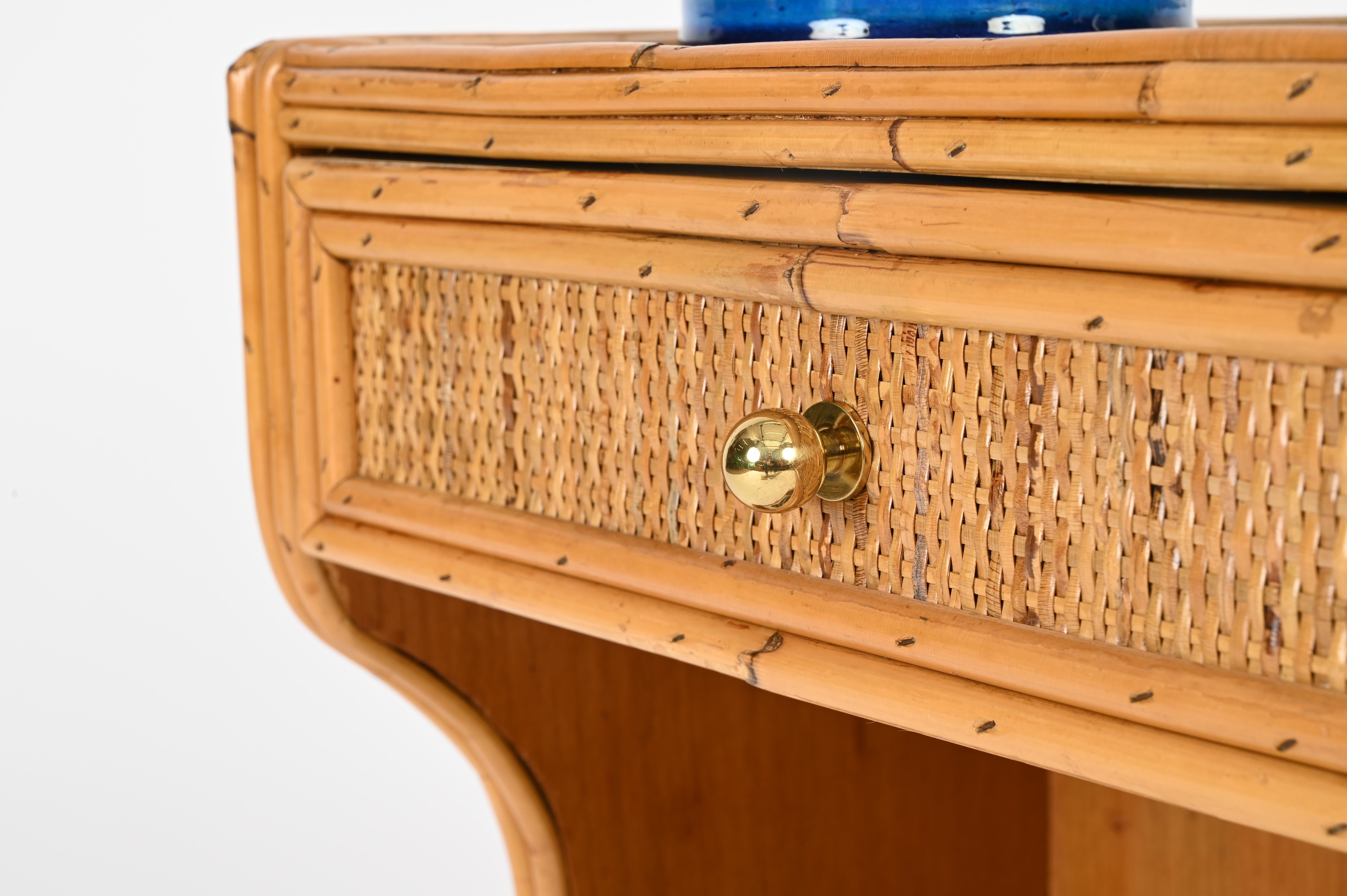 Coppia di comodini della Costa Azzurra in rattan, vimini e ottone, Italia anni '70 in vendita 1