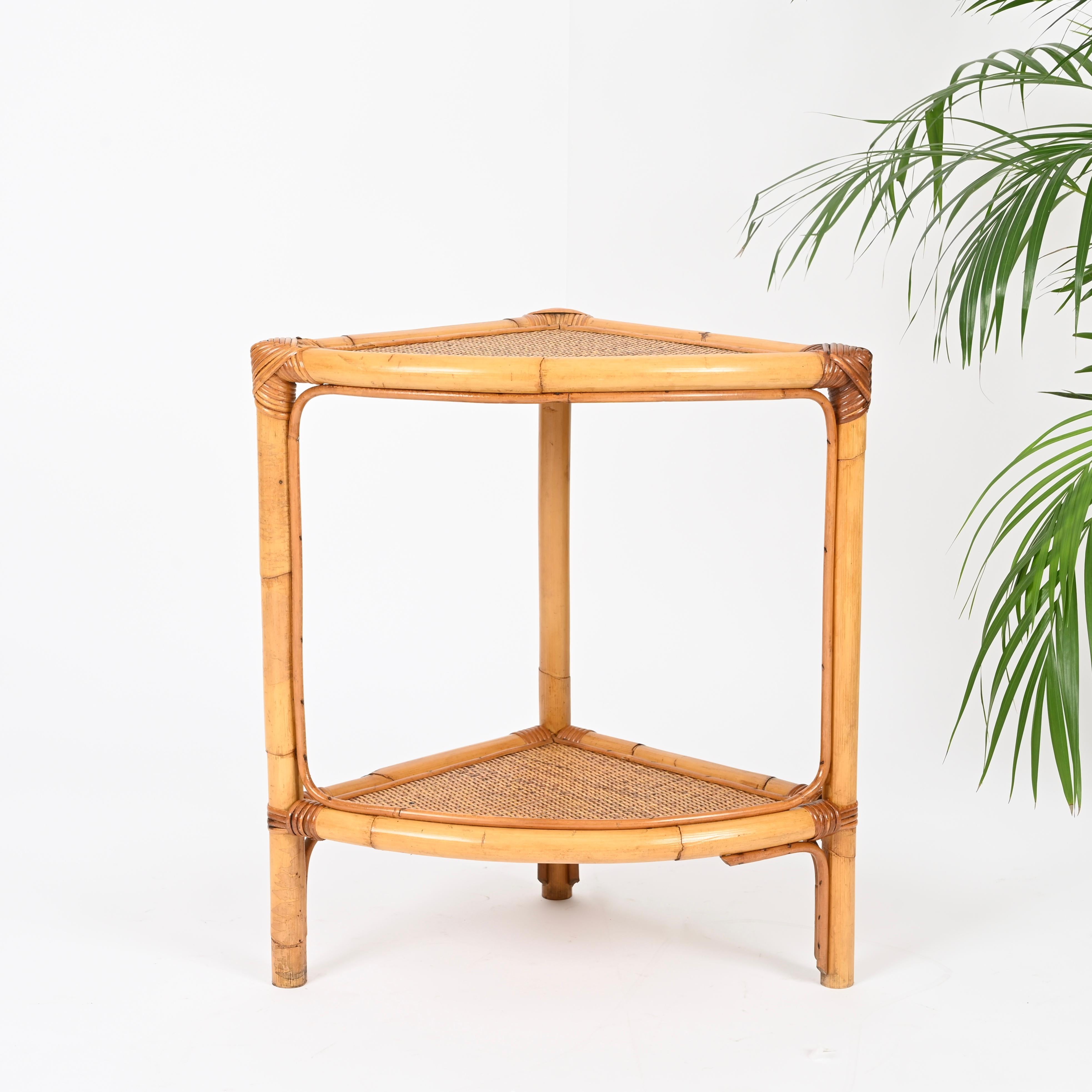 20ième siècle Pair of French Riviera Nightstands or Side Tables in Bamboo, Rattan, Italy 1970s en vente