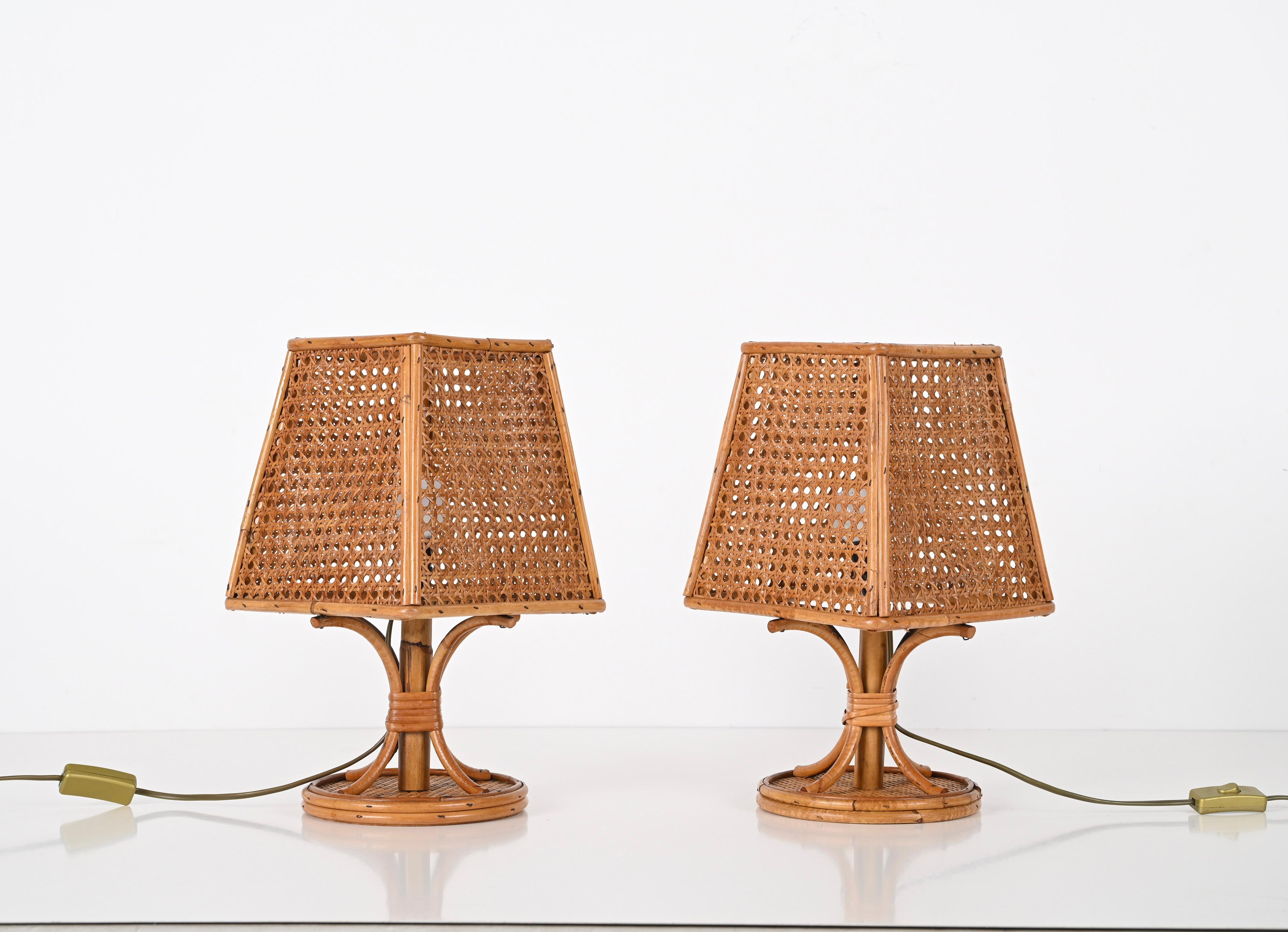 Marvellous pair of midcentury wicker and rattan table lamps. These delightful French Riviera style table lamps were designed and made in Italy in the 1960s.

Fully hand-crafted with perfect proportions, mixing curved rattan, hand-woven Vienna straw