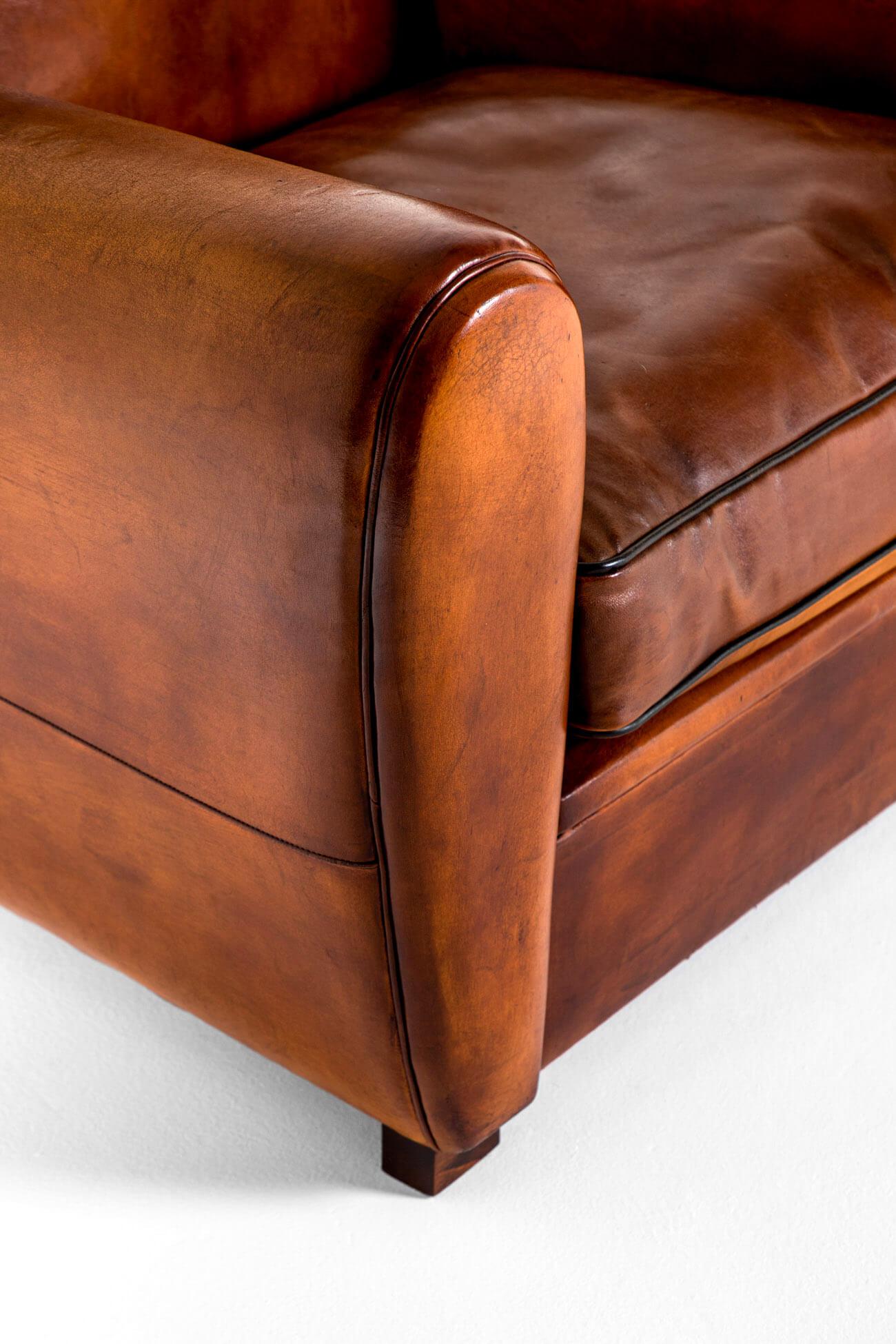 Paire de fauteuils club en cuir avec plateau de route en vente 2