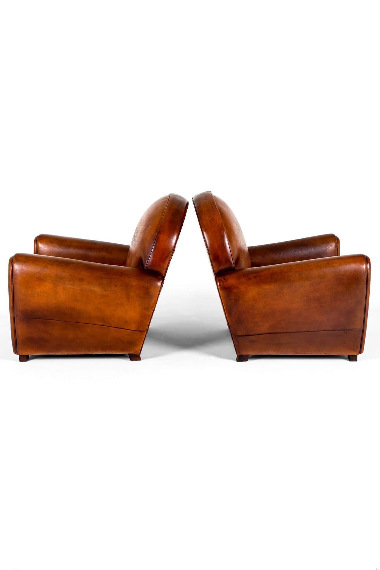 Français Paire de fauteuils club en cuir avec plateau de route en vente