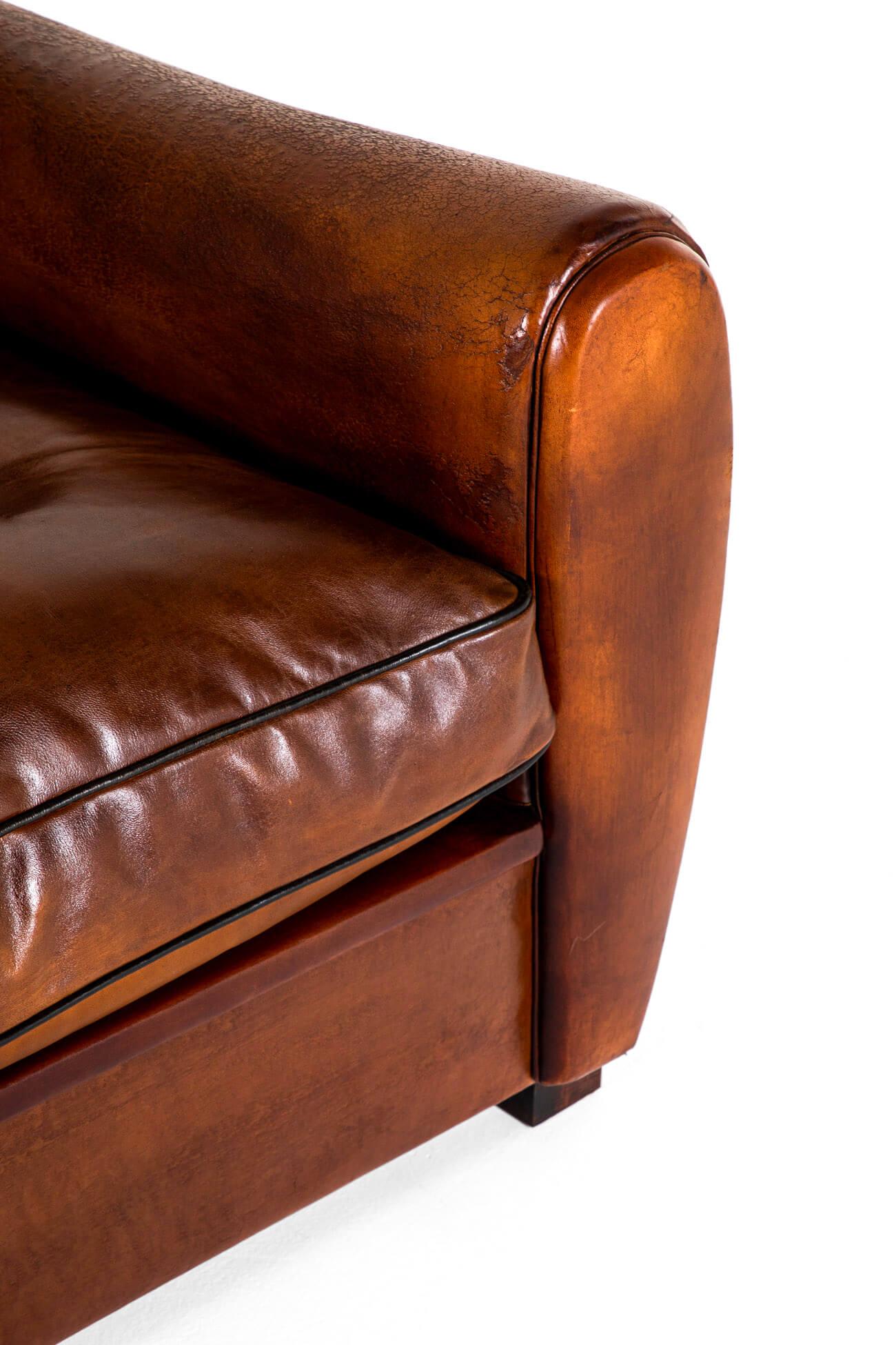 20ième siècle Paire de fauteuils club en cuir avec plateau de route en vente