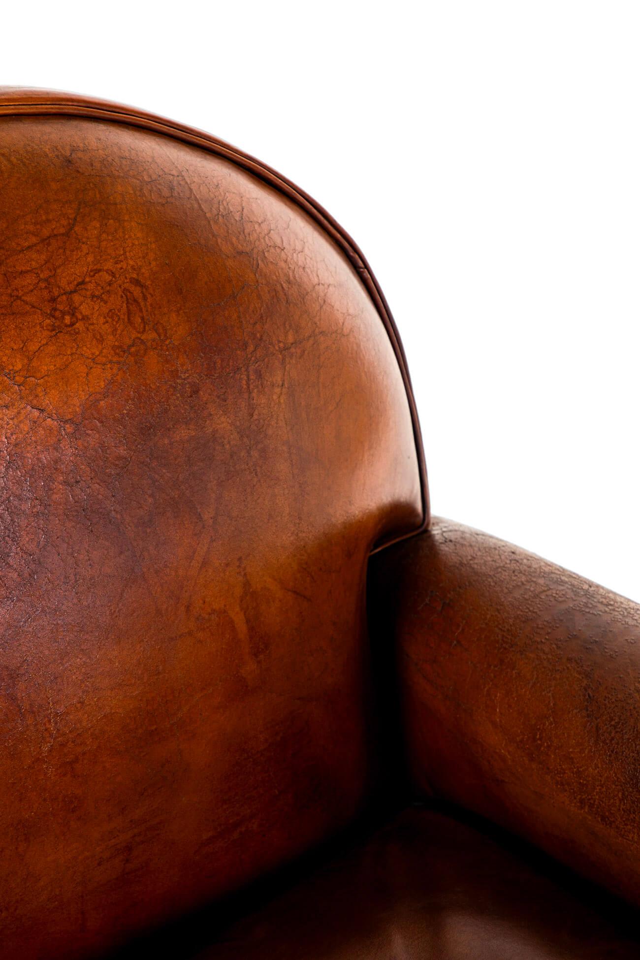 Cuir Paire de fauteuils club en cuir avec plateau de route en vente