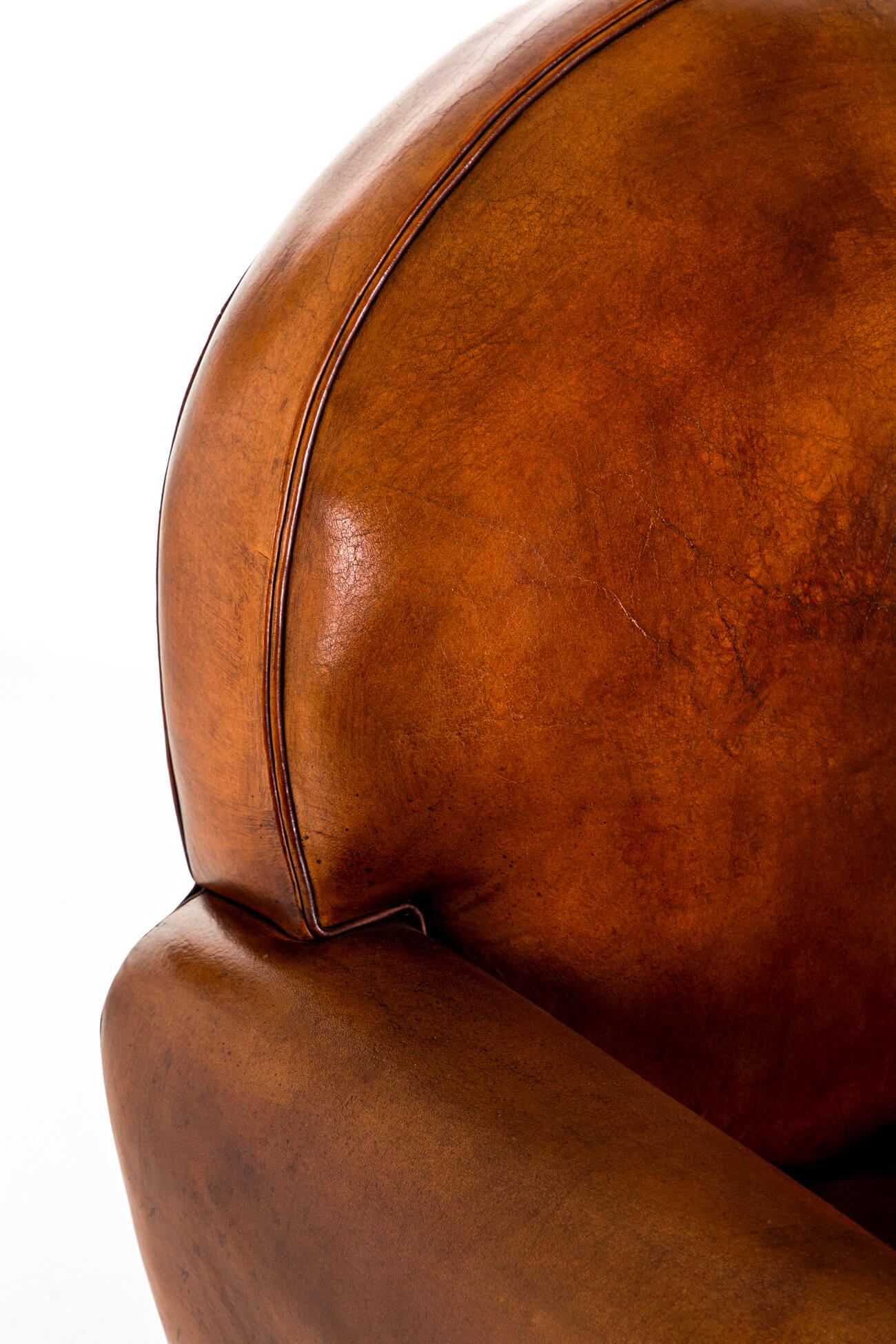 Paire de fauteuils club en cuir avec plateau de route en vente 1