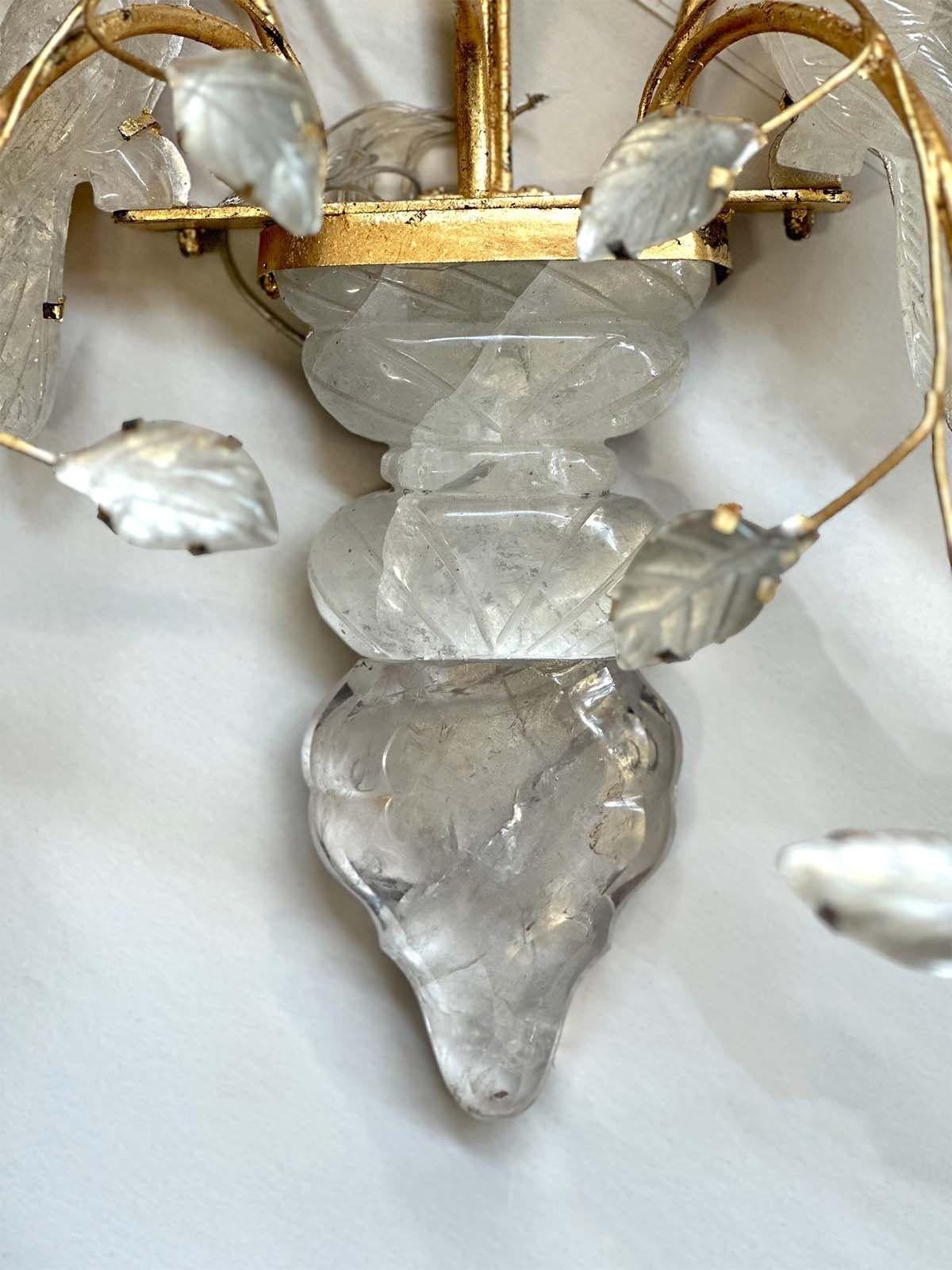 Milieu du XXe siècle Paire d'appliques françaises en cristal de roche et pierre de lapis-lazuli en vente