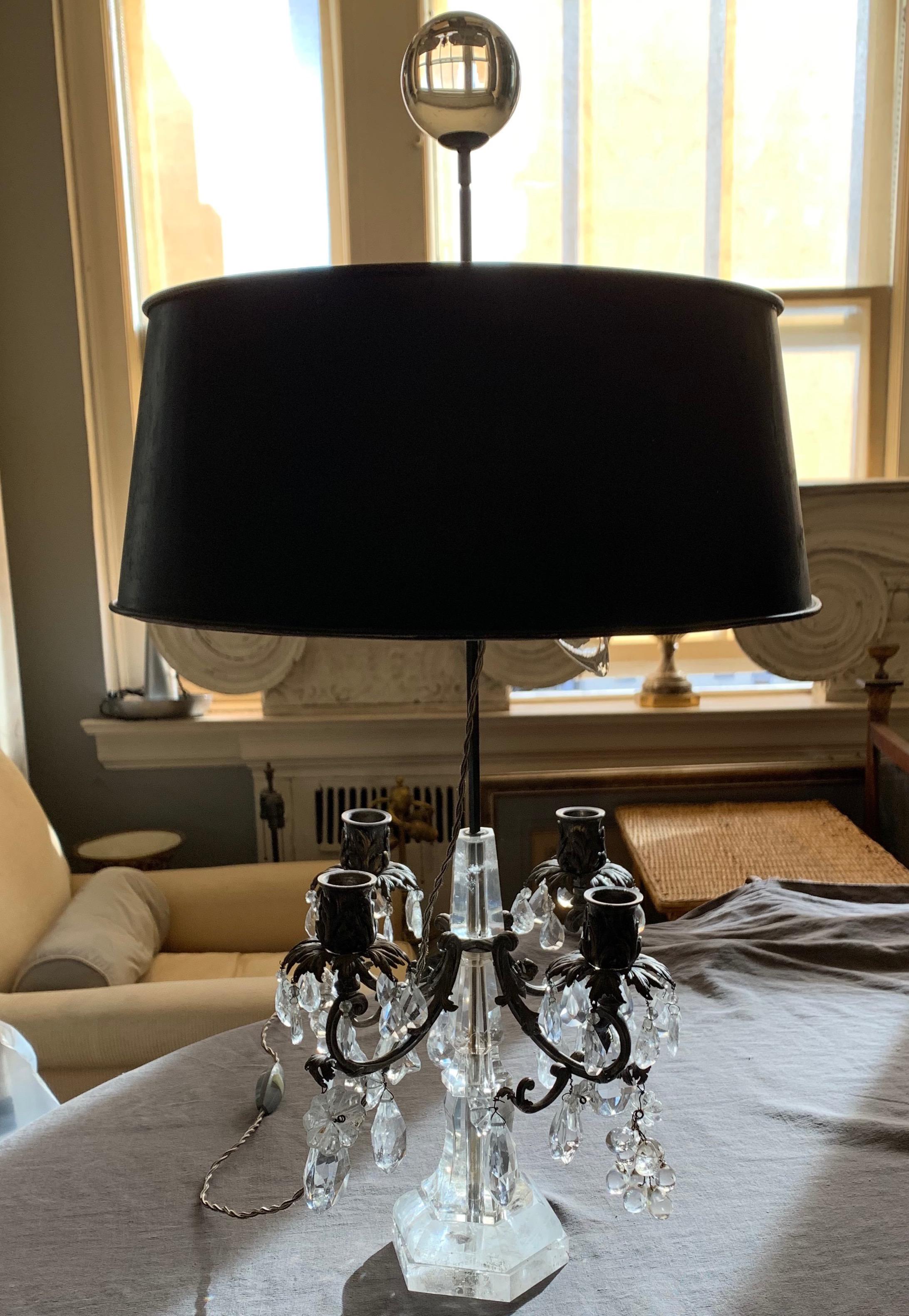 Coppia di lampade girandole francesi in cristallo di rocca. Coppia di lampade a quattro candele a forma di girandola in cristallo di rocca e acciaio argentato e dorato con due supporti per le luci e paralumi regolabili in tole e terminali battenti