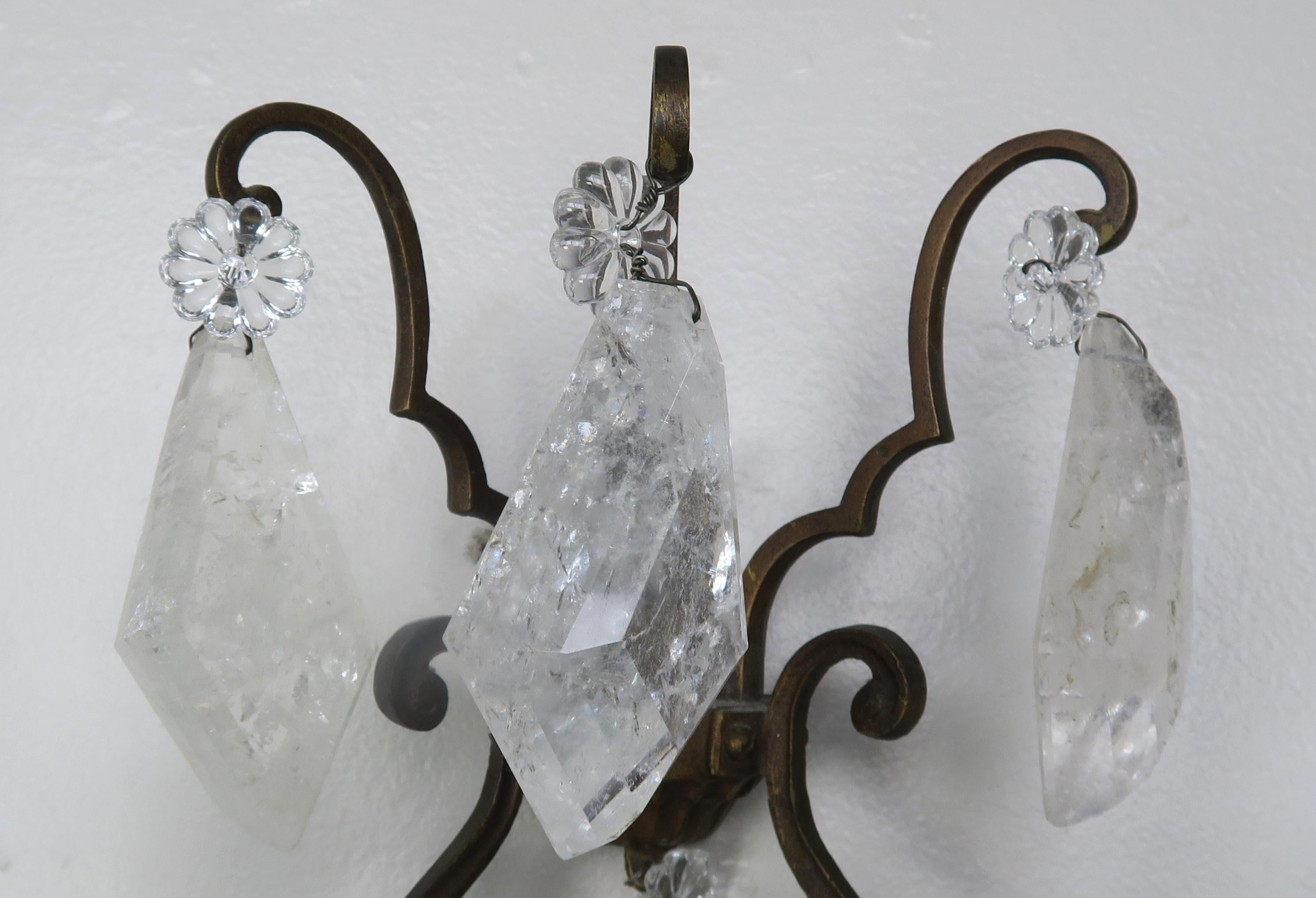 Paar französische Bergkristall-Wandleuchter:: ca. 1930er Jahre im Zustand „Hervorragend“ im Angebot in Los Angeles, CA