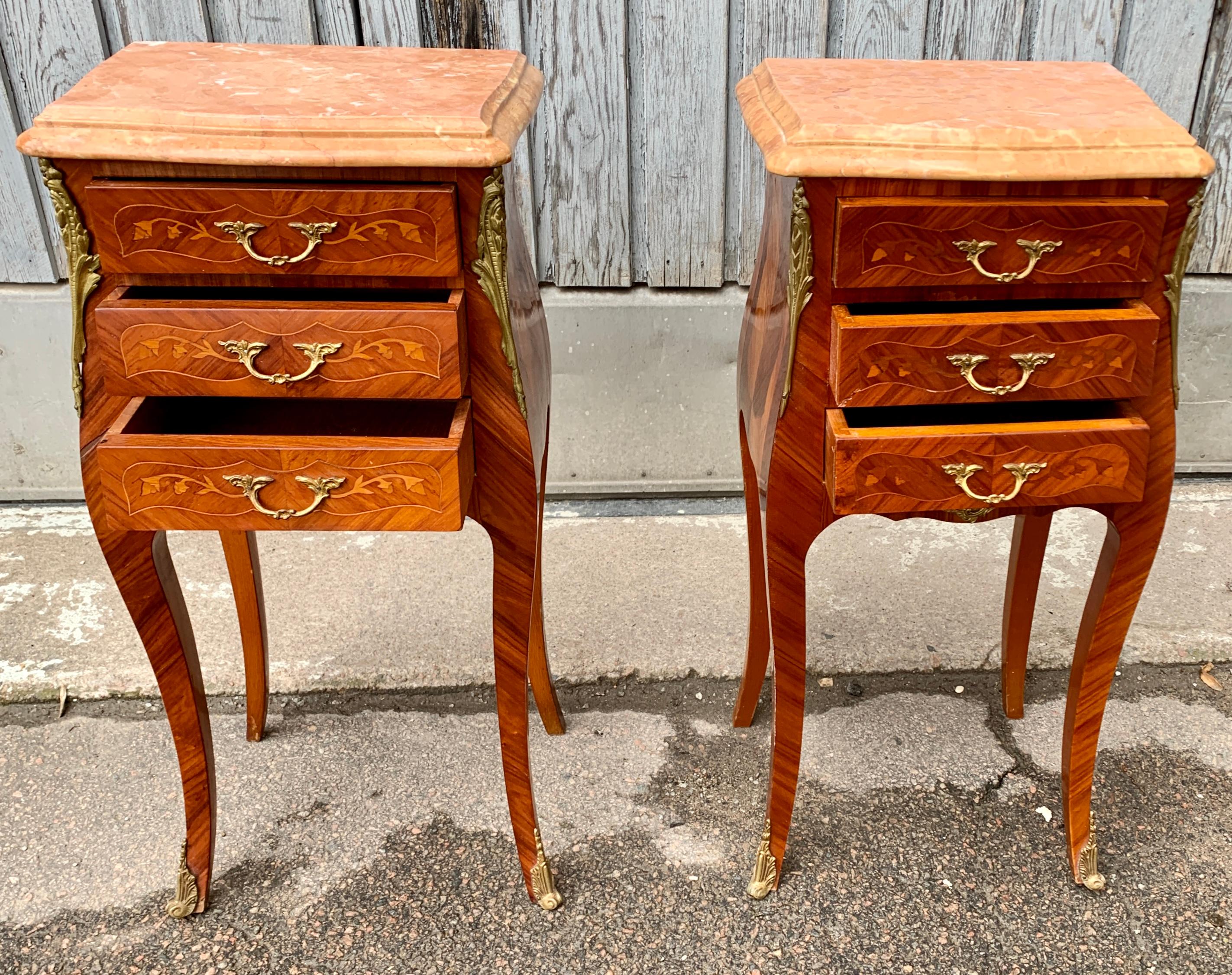 Paire de tables de nuit rococo françaises en marqueterie avec plateau en marbre rose en vente 9