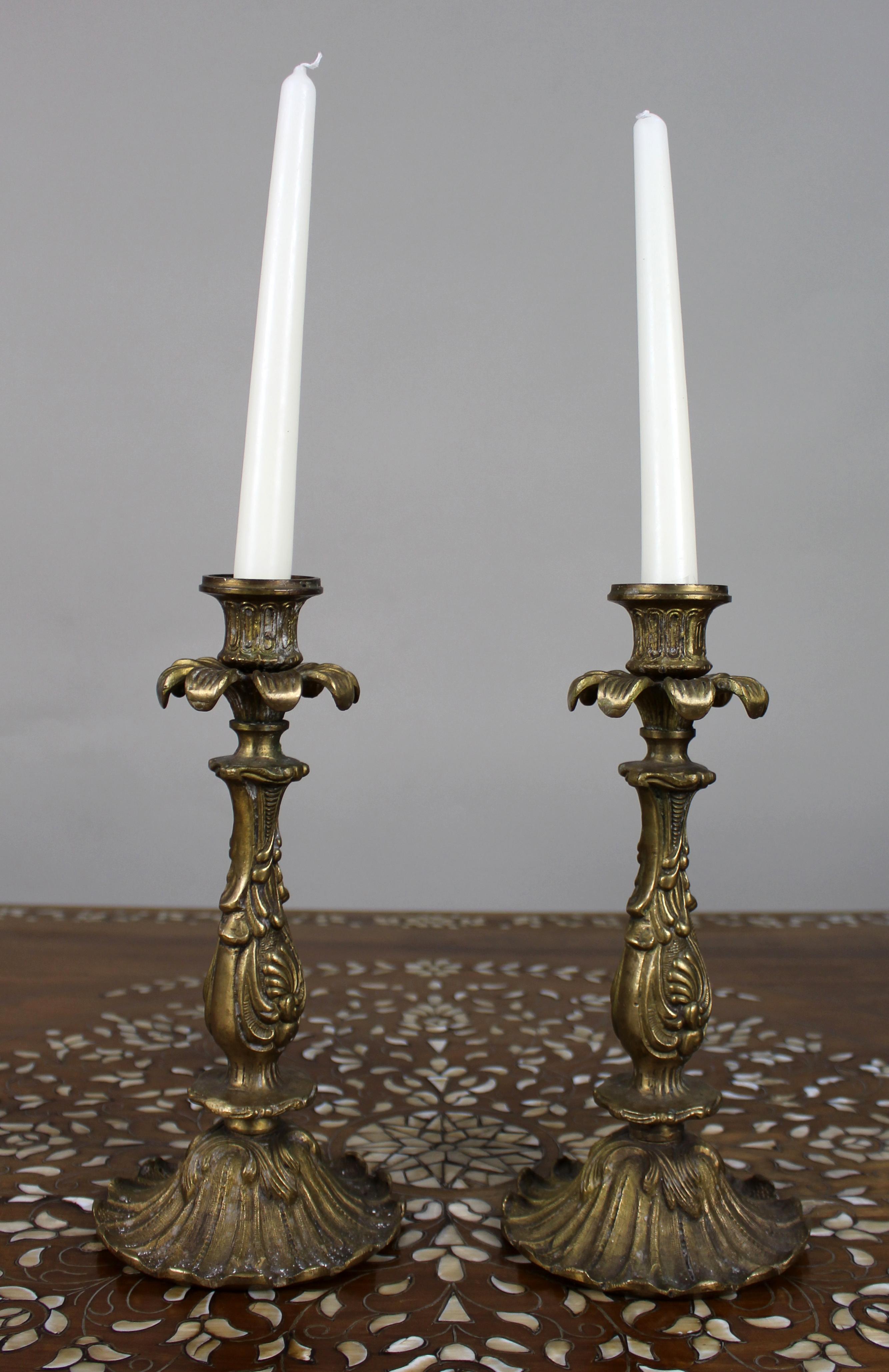 Paar französische Rococo-Revival-Kerzenleuchter aus Messingguss, um 1890 (Französisch) im Angebot