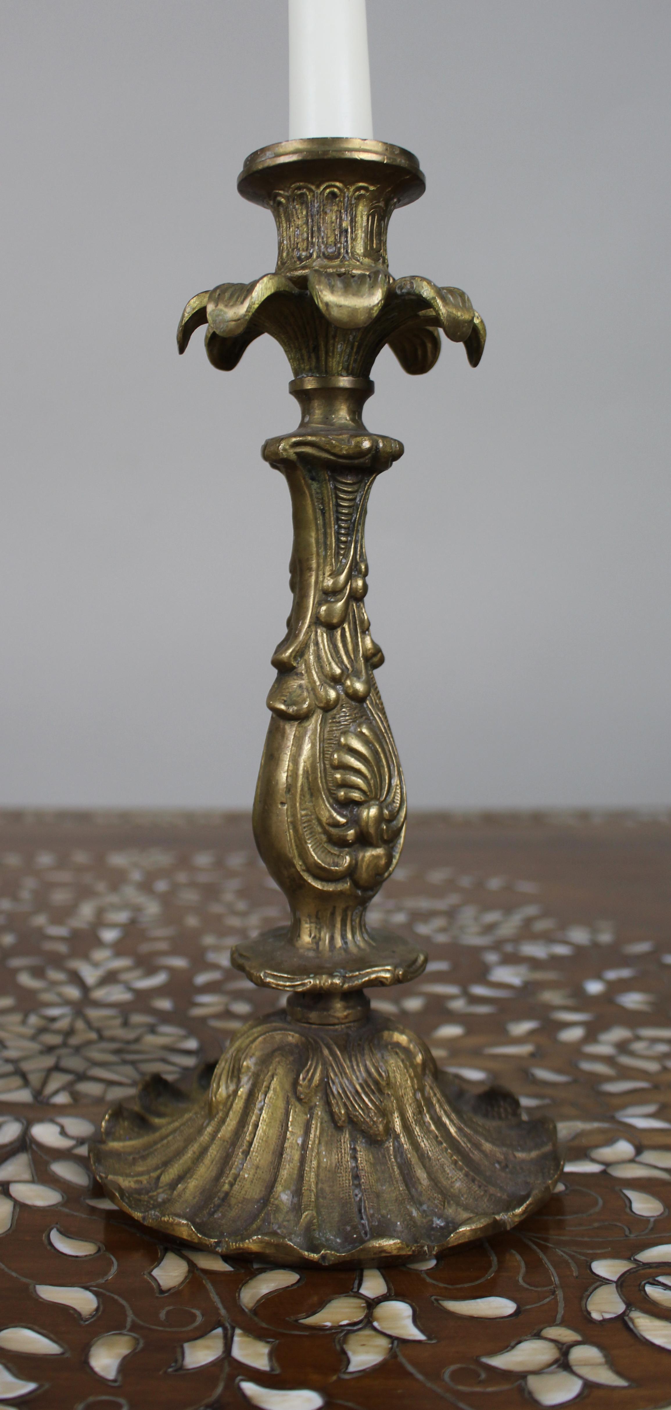 Paar französische Rococo-Revival-Kerzenleuchter aus Messingguss, um 1890 im Angebot 1