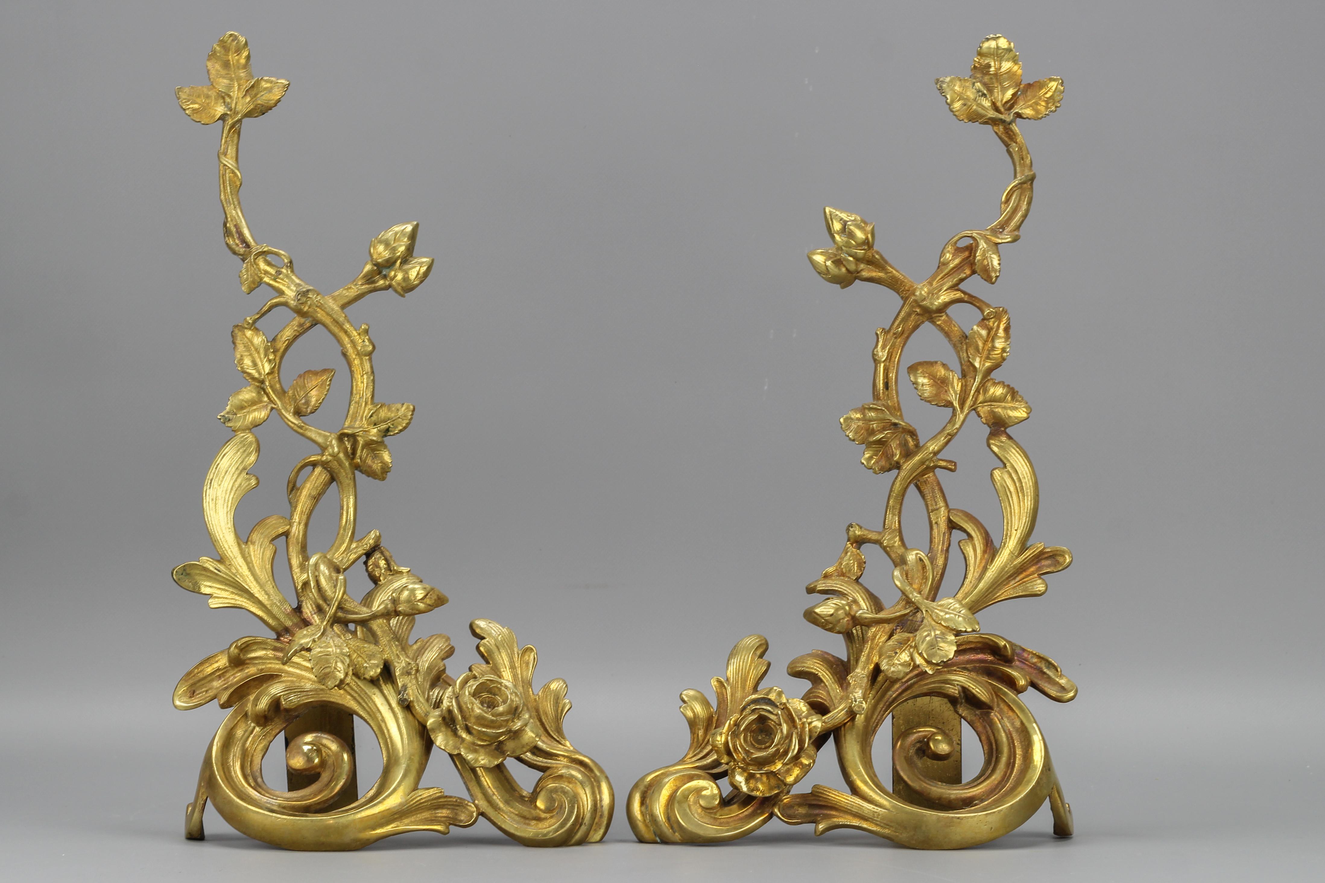 Antike französische Bronzedekore im Rokoko-Stil mit Rosen aus dem späten 19. Jahrhundert, Satz mit zwei Stück.
Dieses schöne Bronze-Dekor-Paar zeigt große Akanthusblatt-Rollen, die mit einem Rosenzweig mit Blüten, Knospen und Blättern verziert