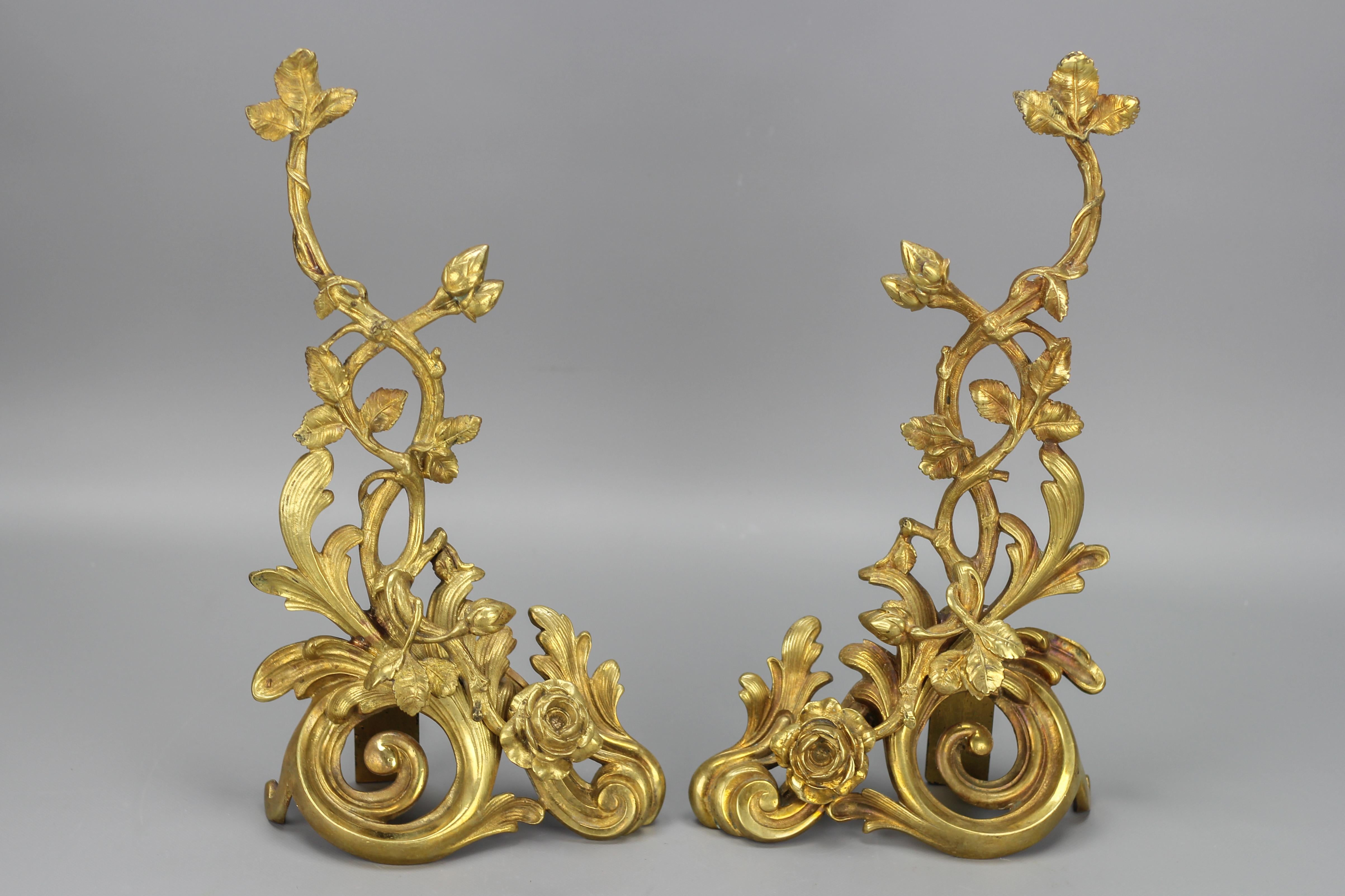Rococo Paire de carafes en bronze de style rococo avec roses, fin du 19ème siècle en vente