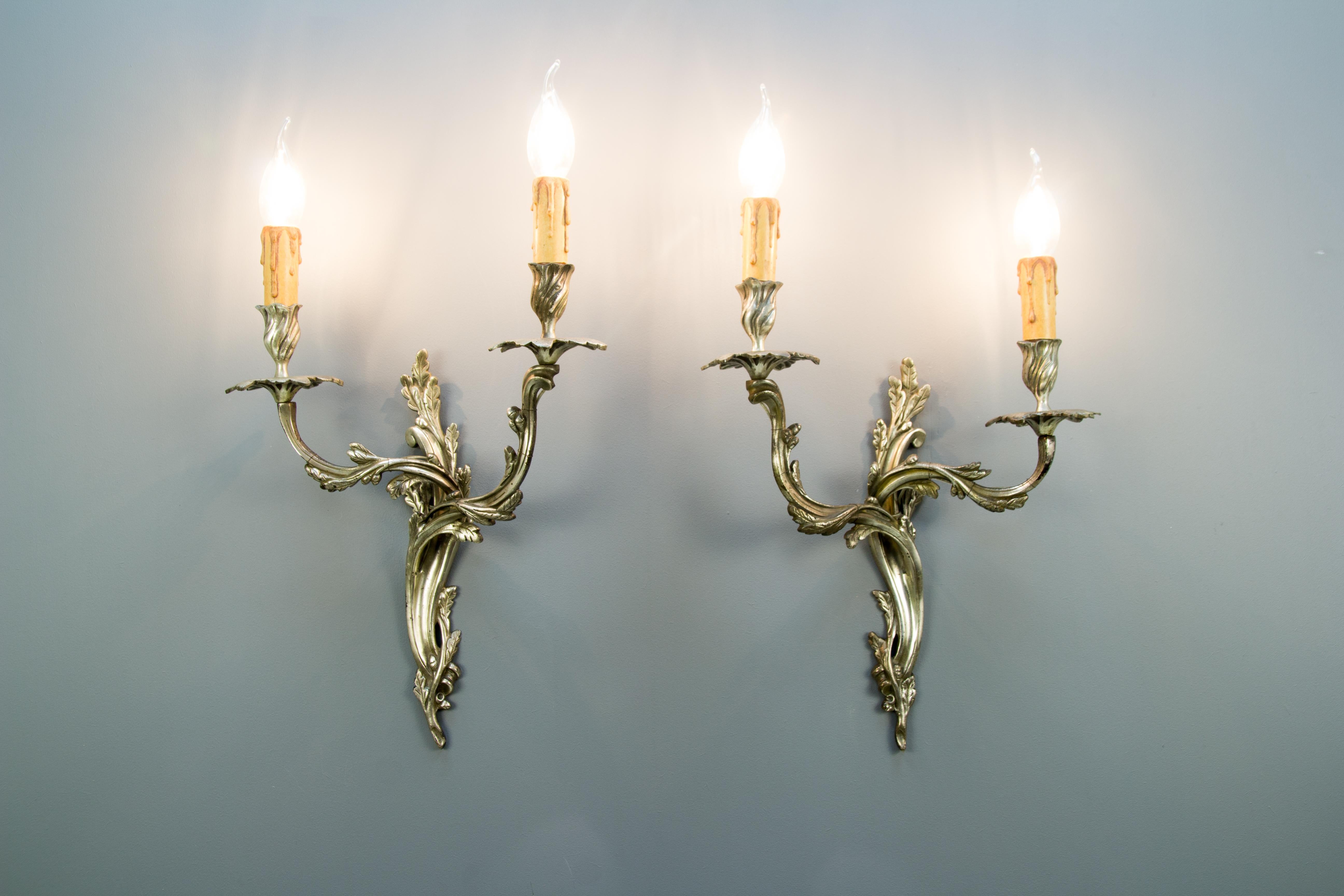 French Rococo or Louis XV style bronze sconces in silver color with ornate scrolled acanthus design. Each sconce has two branches with sockets for E 14 light bulbs.
Dimensions:
Height 40 cm / 15.74 in; width 30 cm / 11.81 in; depth 12 cm / 4.72 in.