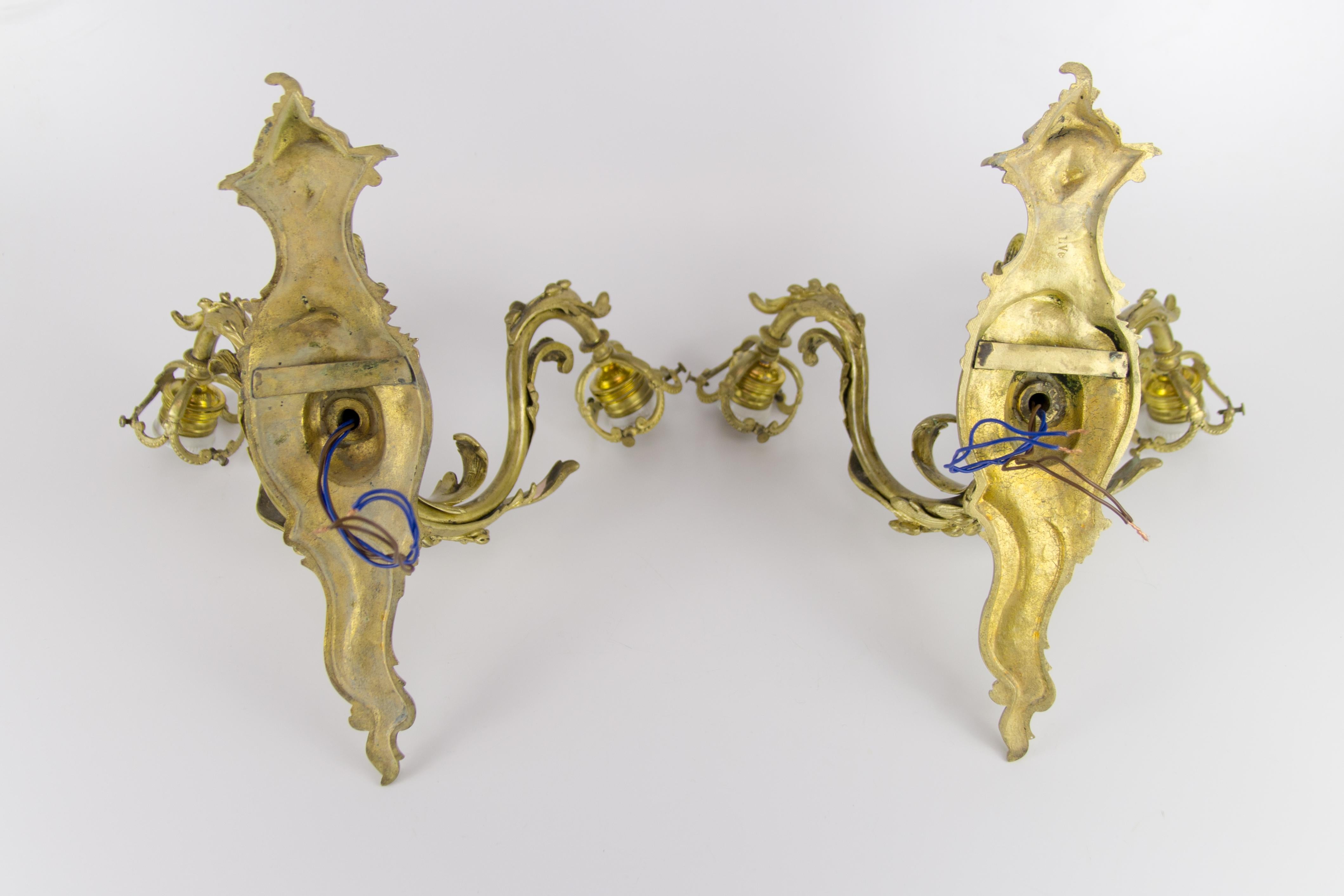 Early 20th Century Pair of French Rococo Style Bronze and Frosted Glass Sconces Wall Lamps
