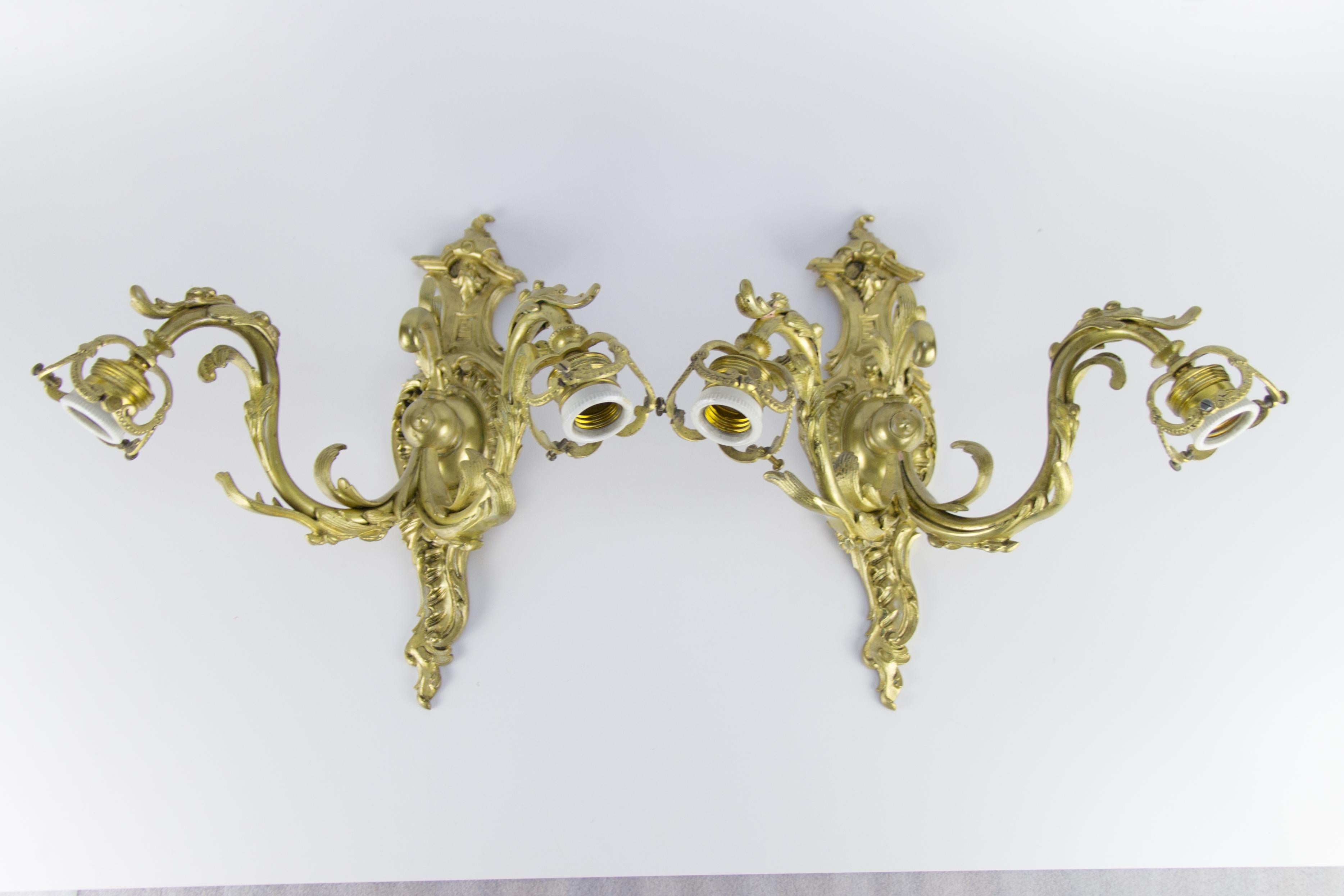 Pair of French Rococo Style Bronze and Frosted Glass Sconces Wall Lamps 3