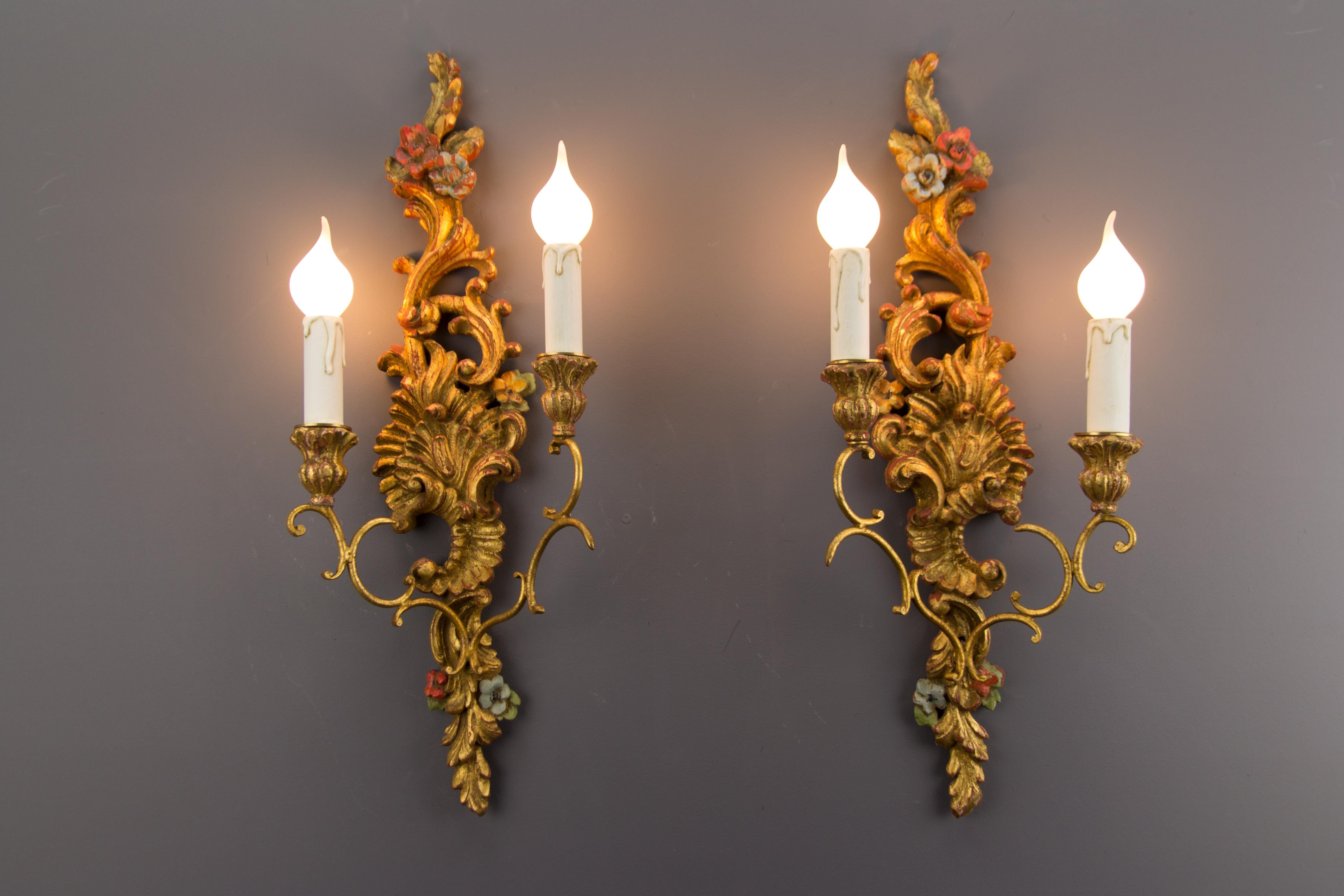 Precioso par de apliques de dos luces de madera y metal pintados y tallados, policromados, de estilo French Rococo, con motivos florales. Cada aplique tiene dos casquillos para bombillas de tamaño E14.
Dimensiones: altura 60 cm; anchura 23 cm;