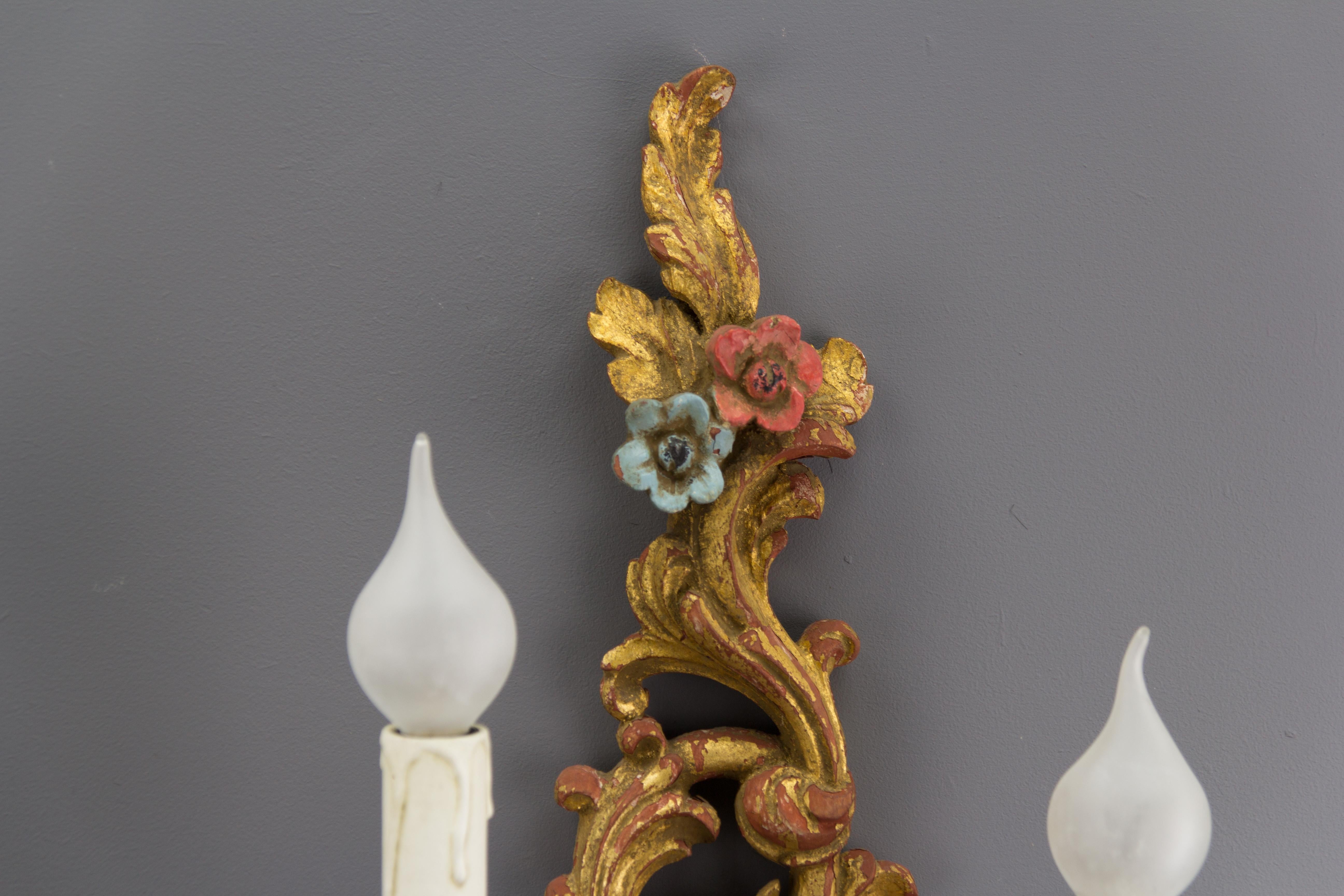 Pair of French Rococo Style Carved and Polychrome Painted Wood Sconces, 1930s In Good Condition For Sale In Barntrup, DE