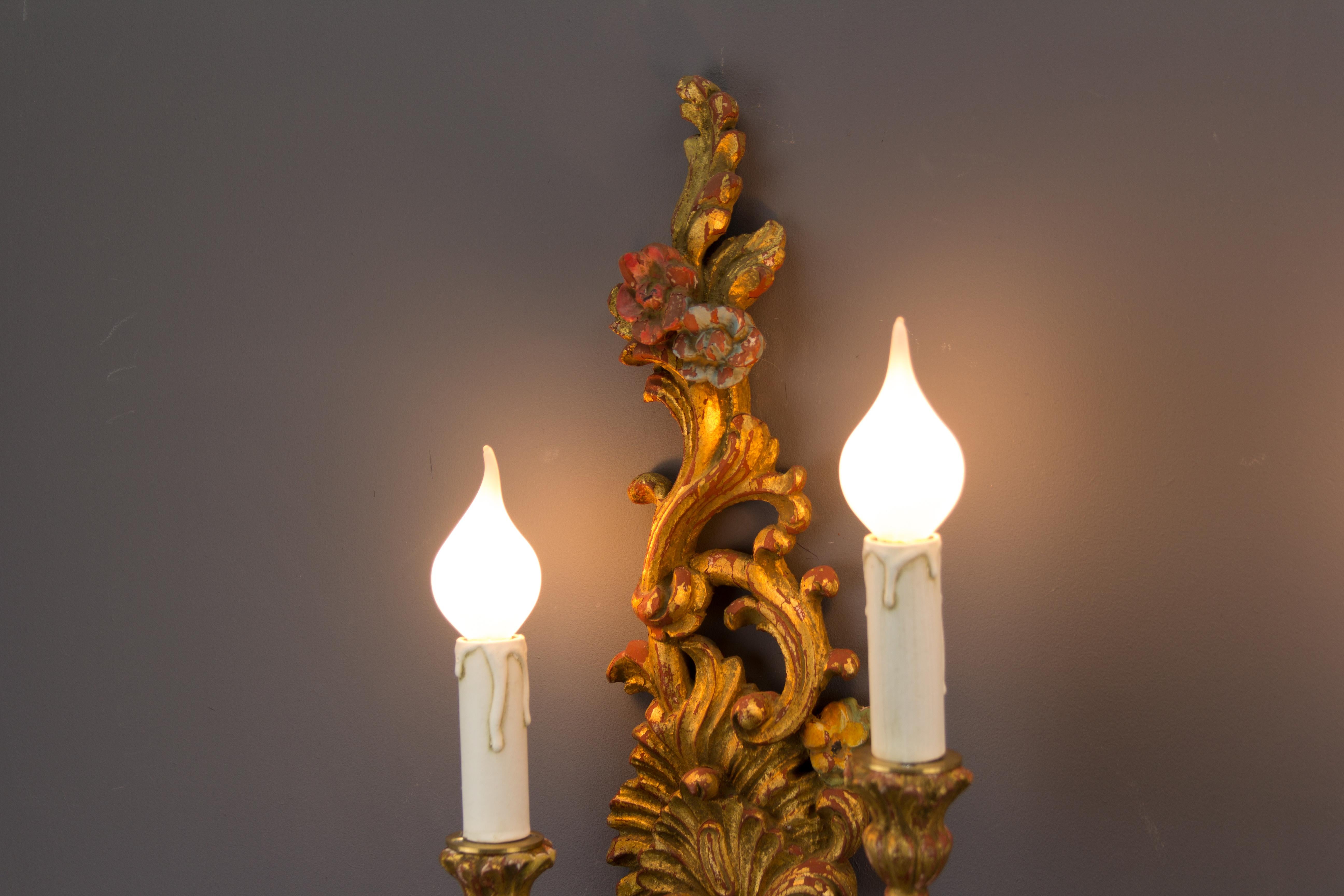 Pareja de candelabros de madera tallada y pintada policromada de estilo French Rococo, Años 30 en venta 1