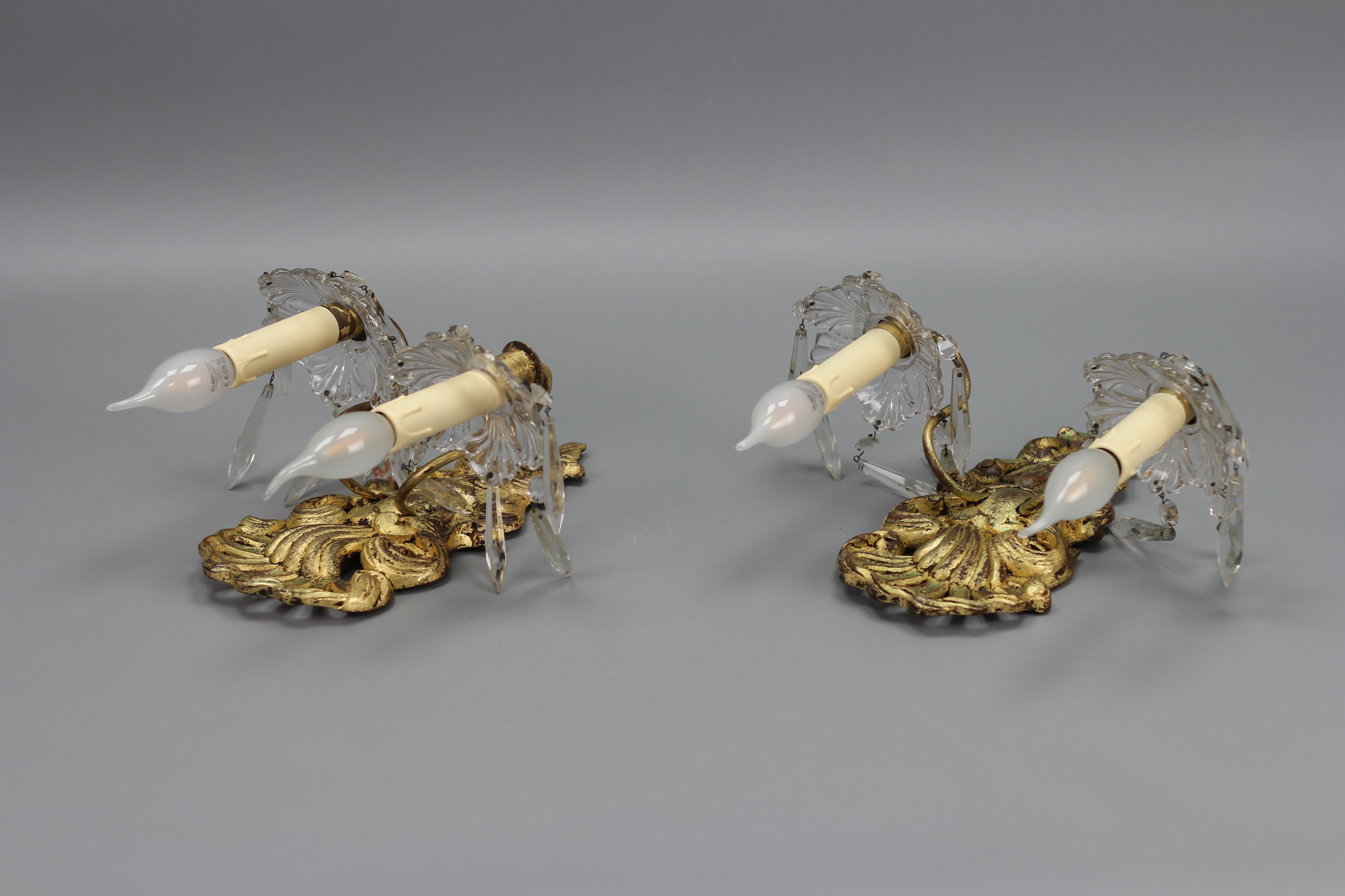 Paire d'appliques de style rococo français en bois doré sculpté et verre de cristal en vente 2