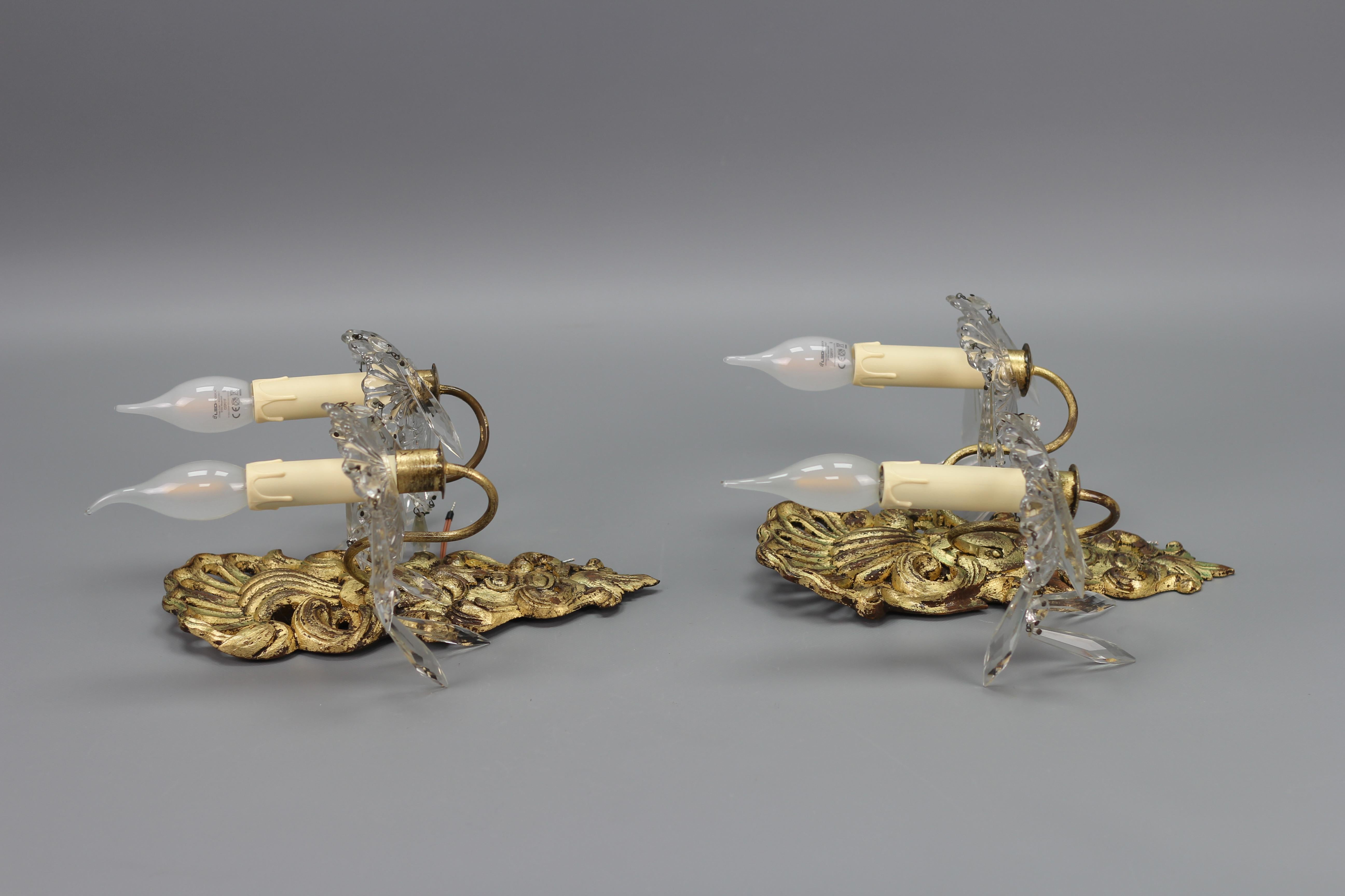 Paire d'appliques de style rococo français en bois doré sculpté et verre de cristal en vente 3