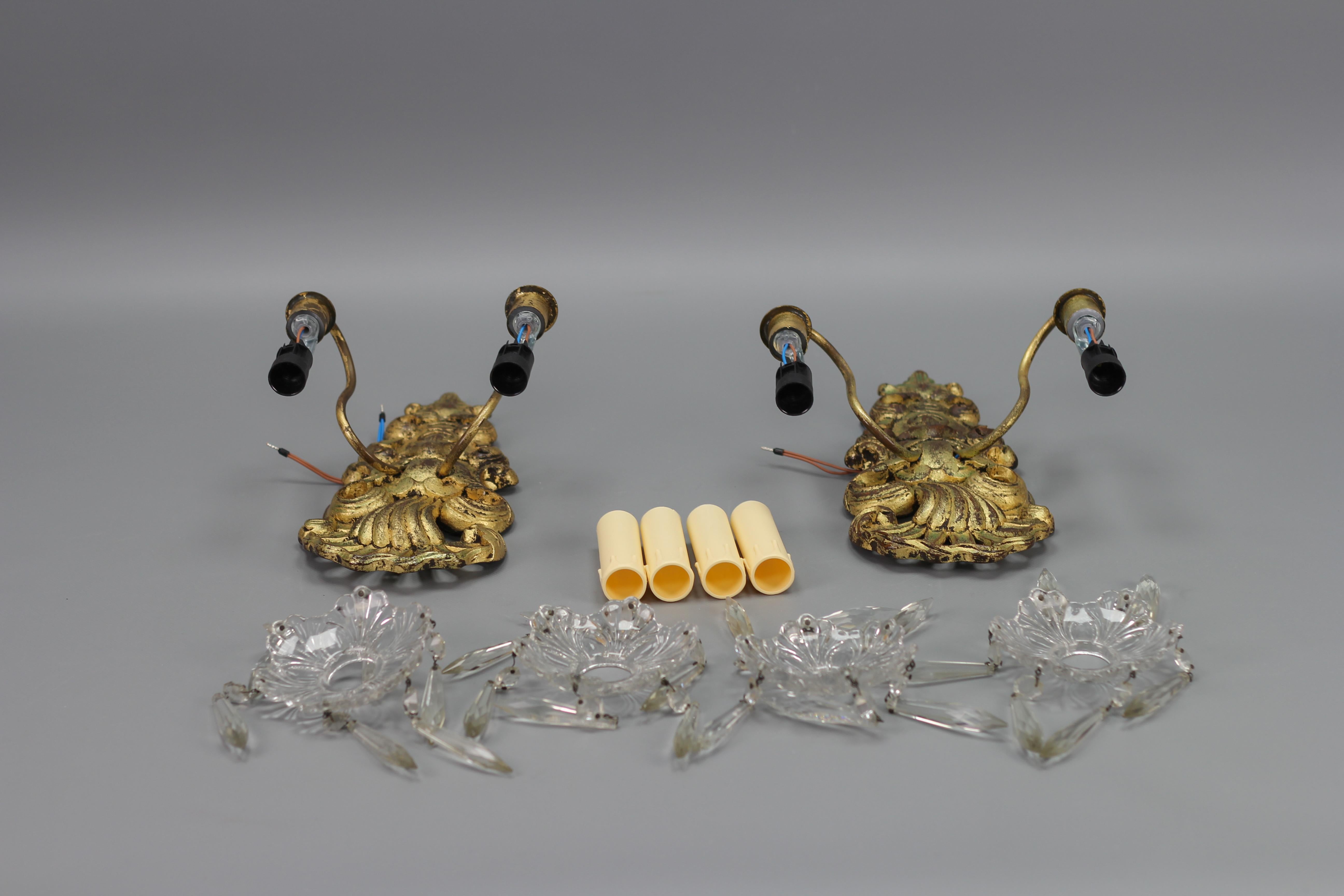 Paire d'appliques de style rococo français en bois doré sculpté et verre de cristal en vente 4