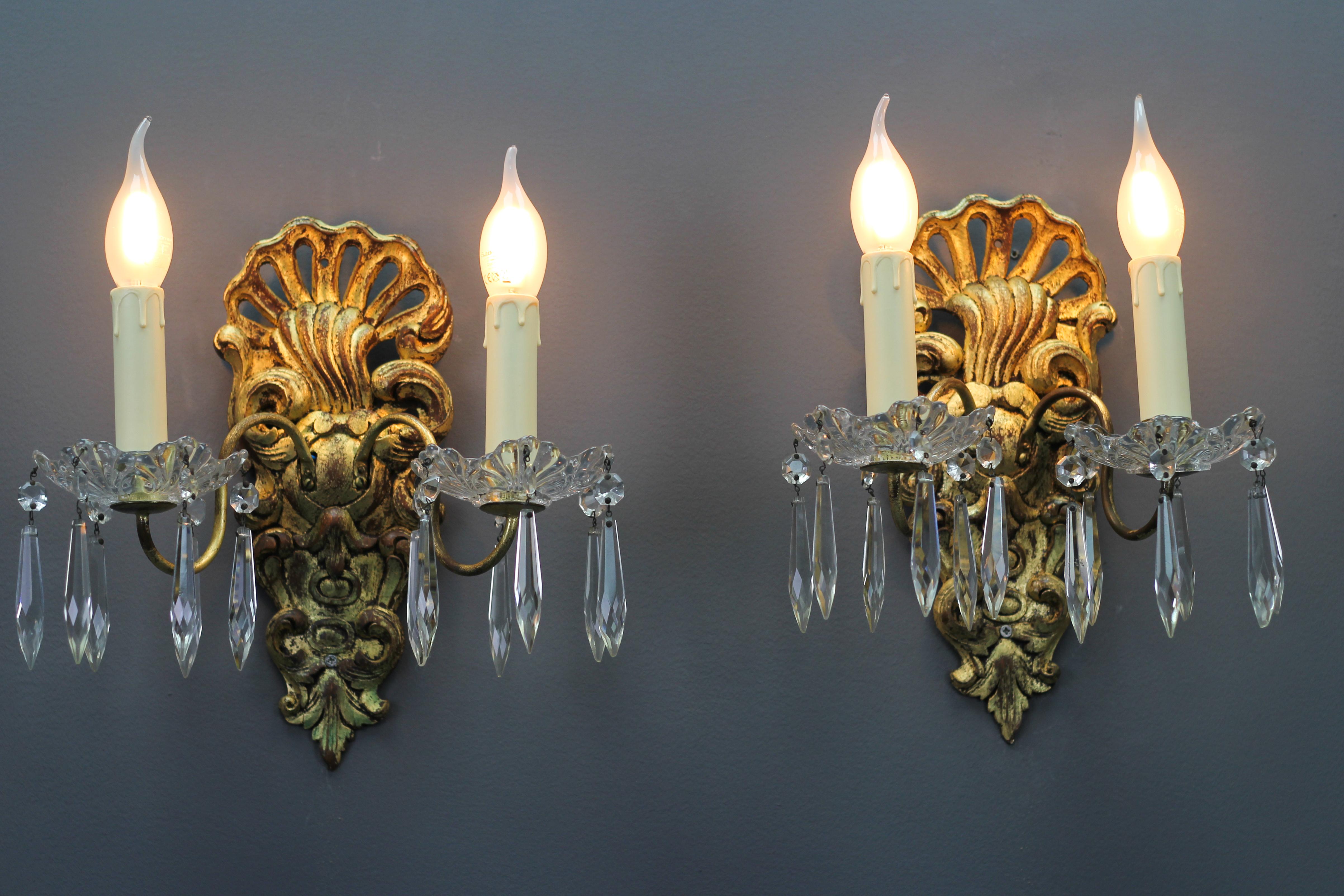 Paire d'appliques de style rococo français en bois doré sculpté et verre de cristal en vente 12