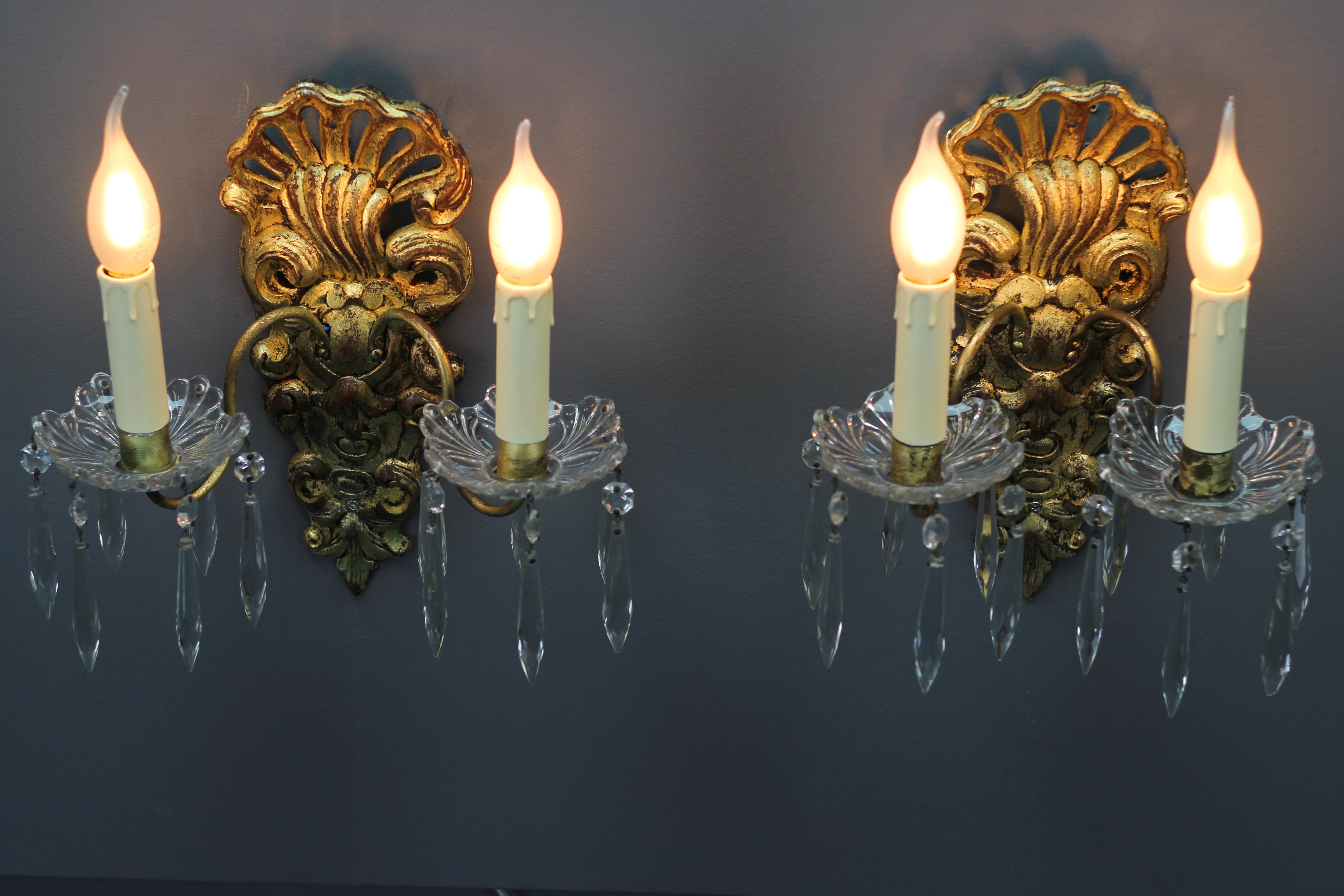 Rococo Paire d'appliques de style rococo français en bois doré sculpté et verre de cristal en vente