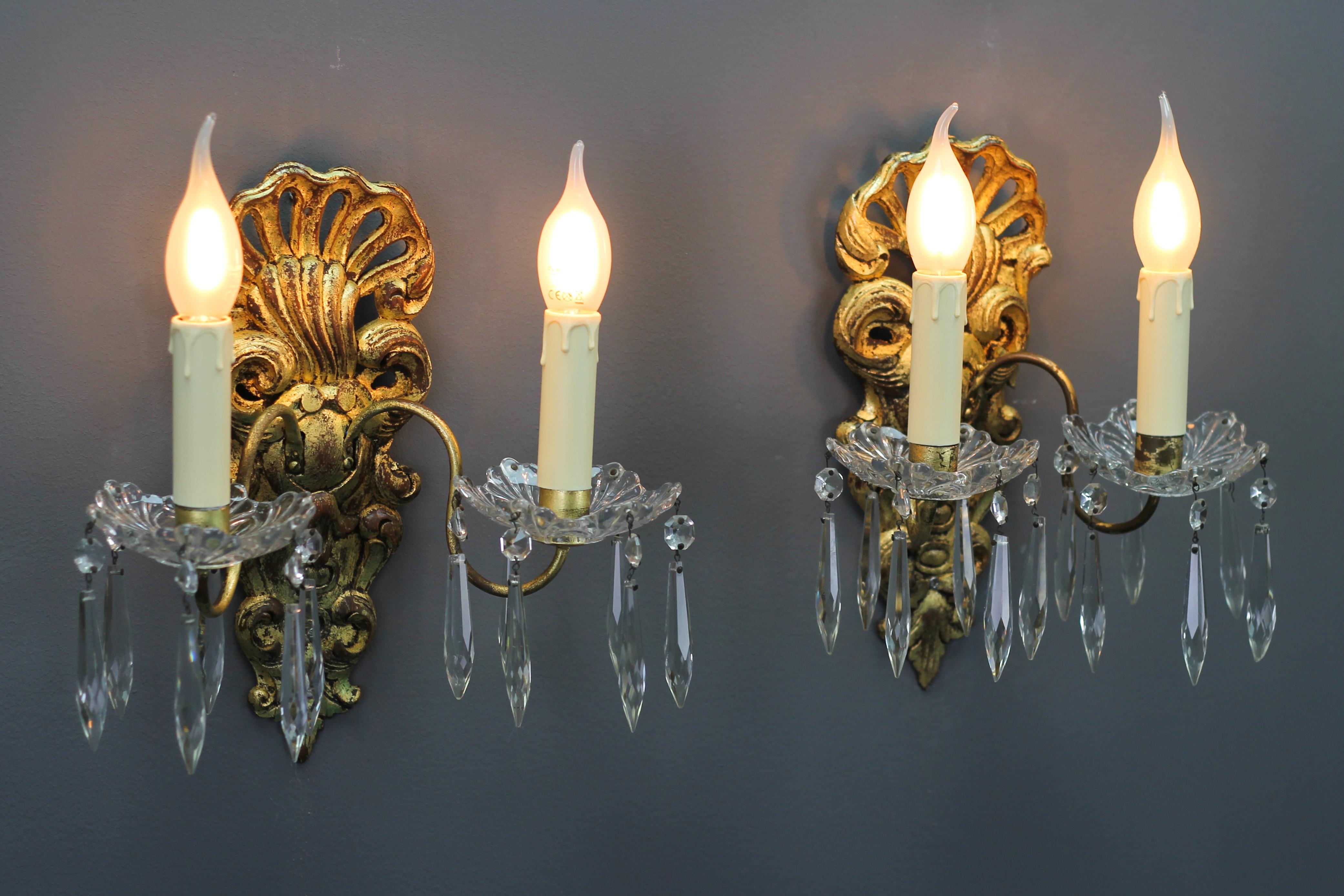 Paar französische Wandleuchter aus geschnitztem vergoldetem Holz und Kristallglas im Rokoko-Stil (Geschnitzt) im Angebot