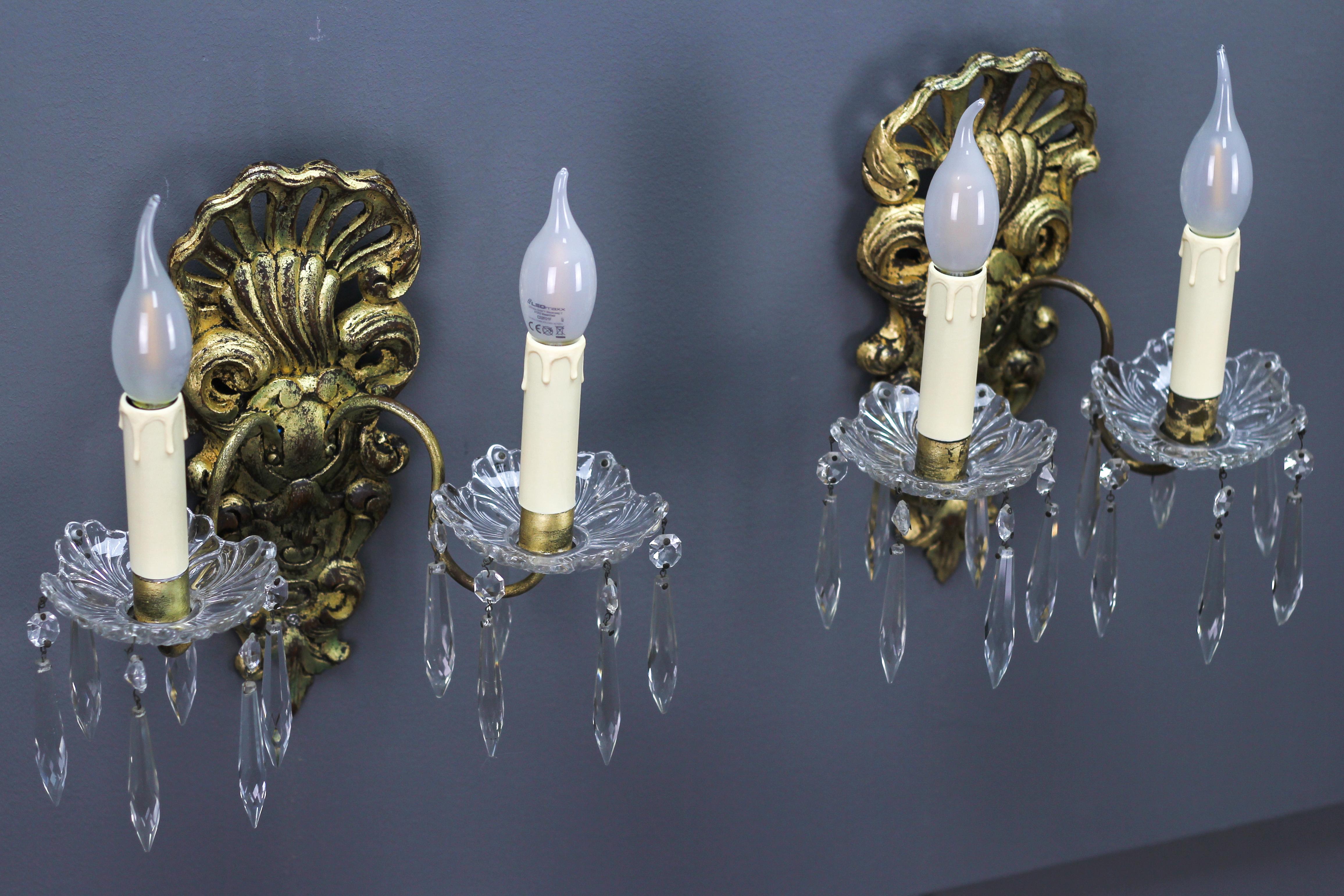 Cristal Paire d'appliques de style rococo français en bois doré sculpté et verre de cristal en vente