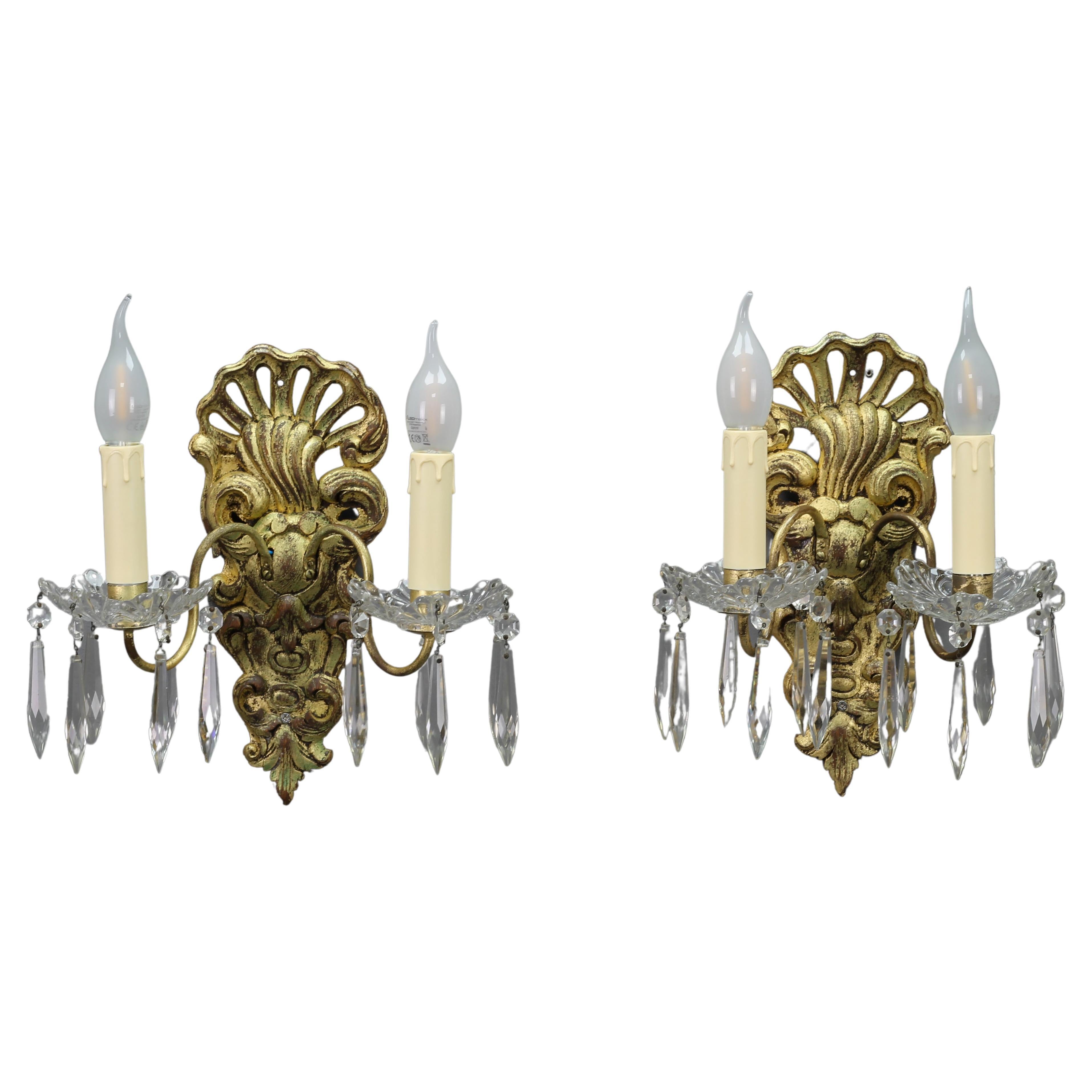Paire d'appliques de style rococo français en bois doré sculpté et verre de cristal en vente
