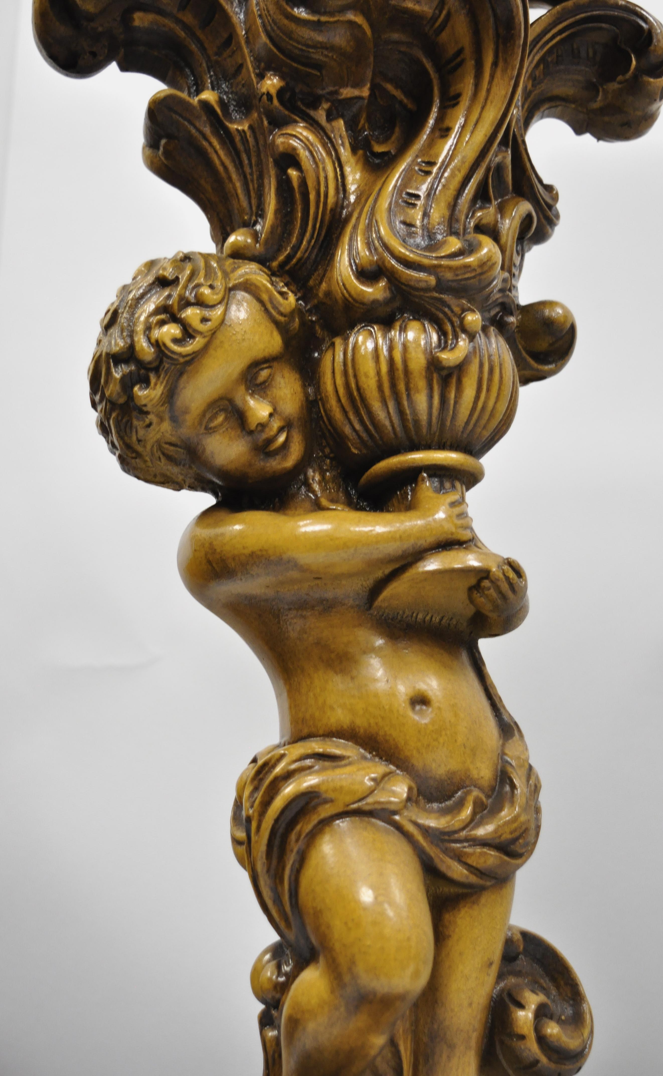 Paar französische figurale Cherub-Engel-Sockel-Pflanzgefäßständer im Rokoko-Stil (Geformt)