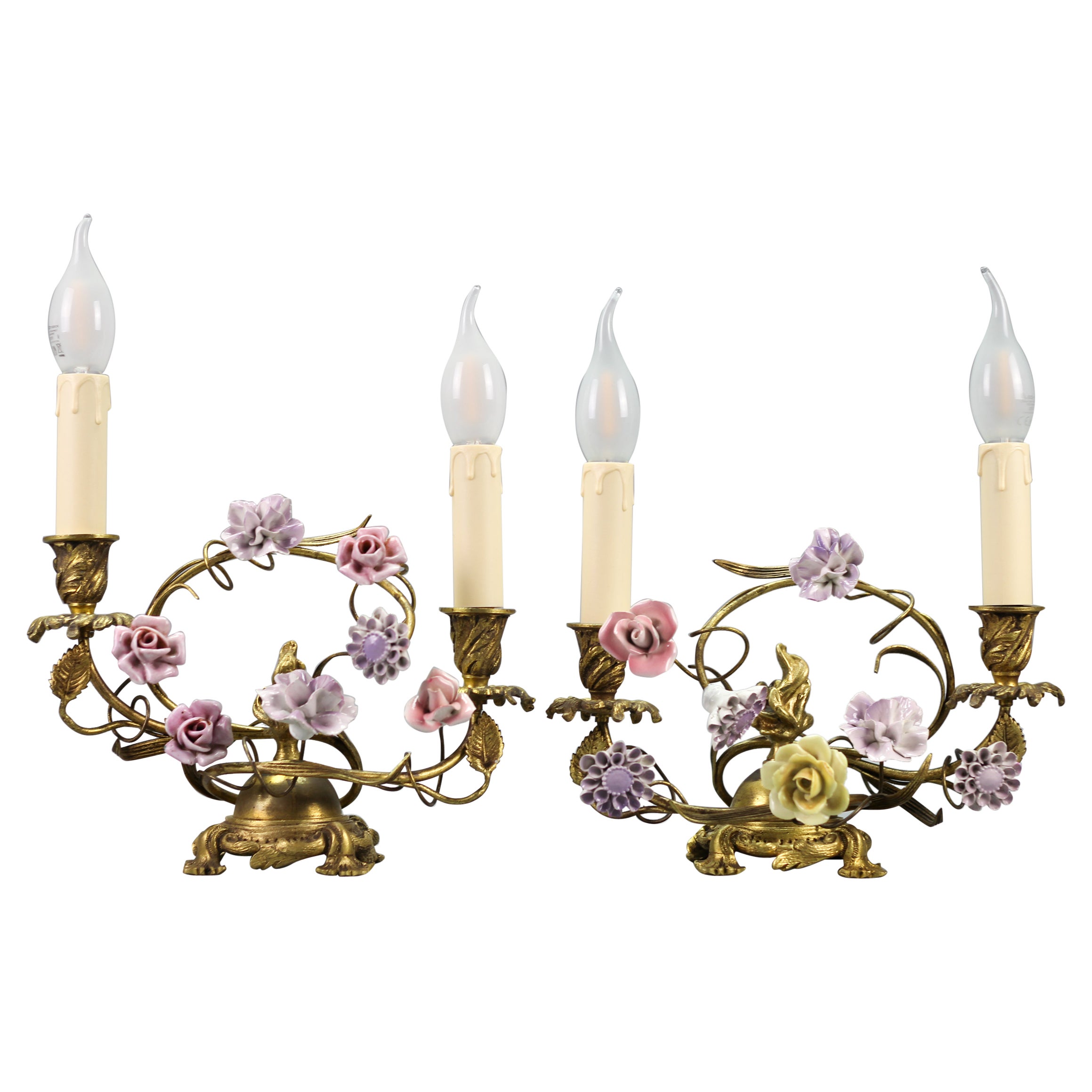 Pareja de Lámparas de Mesa de Bronce Dorado y Flores de Porcelana de Estilo French Rococo en venta