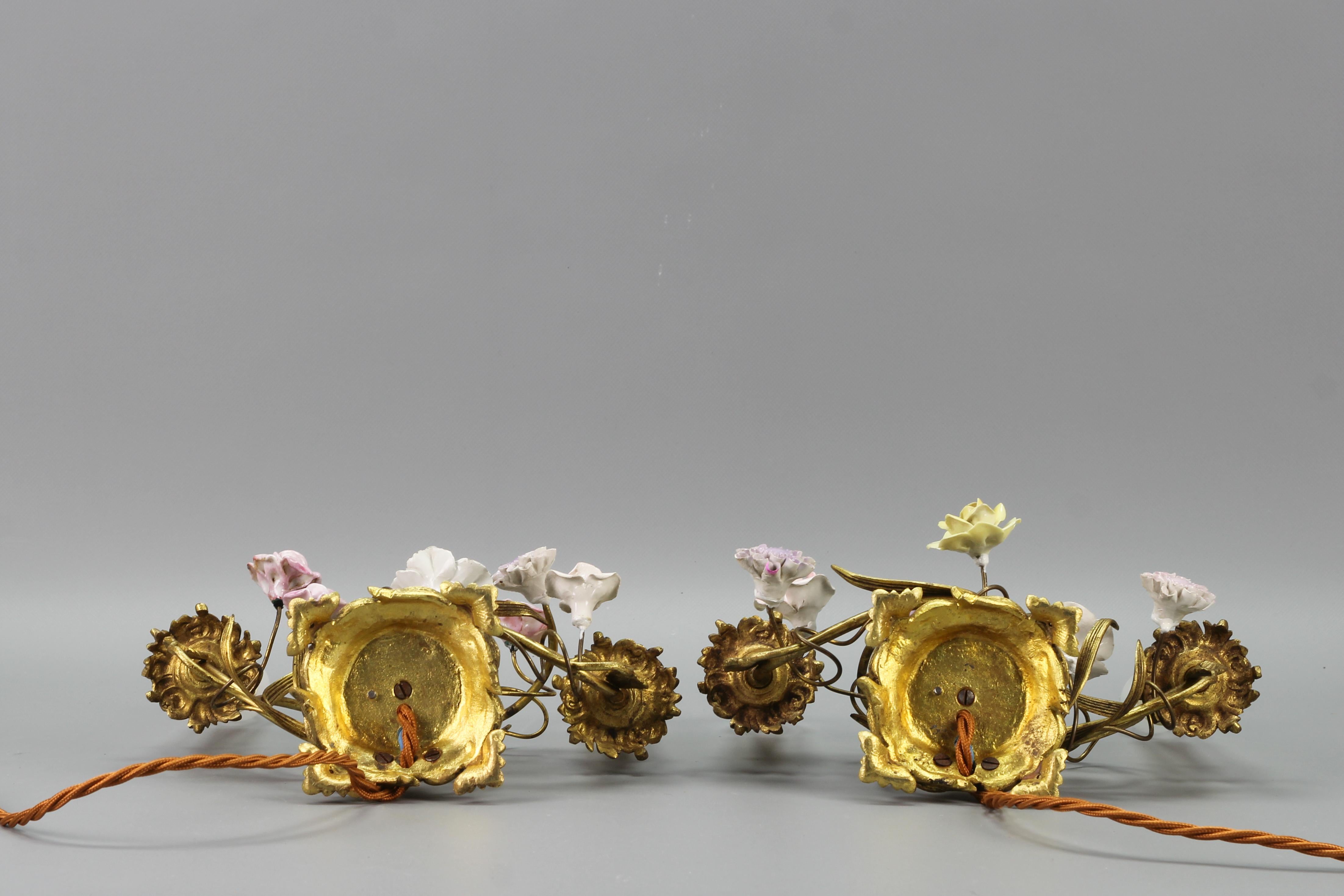 Paire de lampes de table de style rococo français en bronze doré et porcelaine à fleurs en vente 9