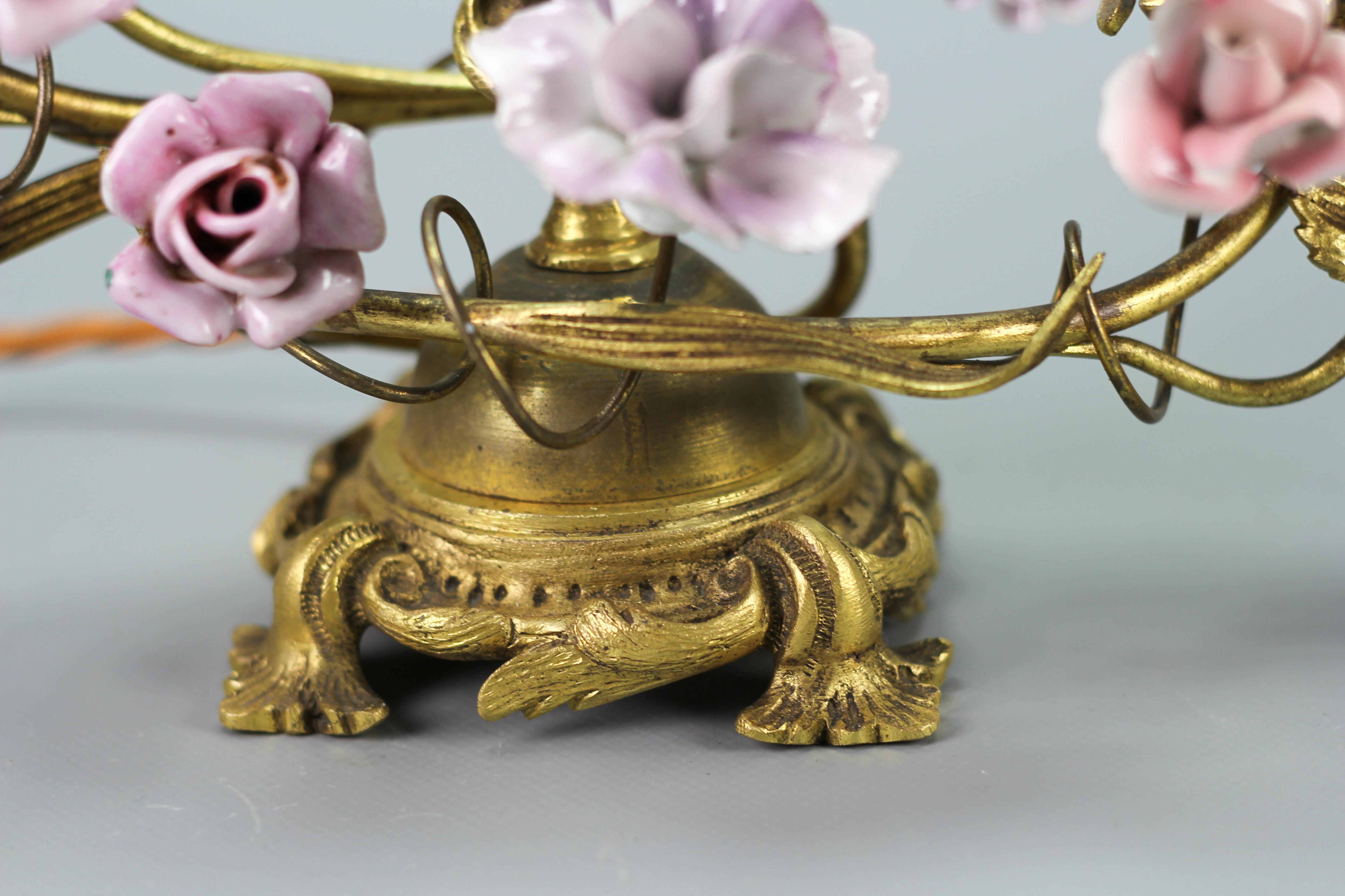 Rococo Paire de lampes de table de style rococo français en bronze doré et porcelaine à fleurs en vente