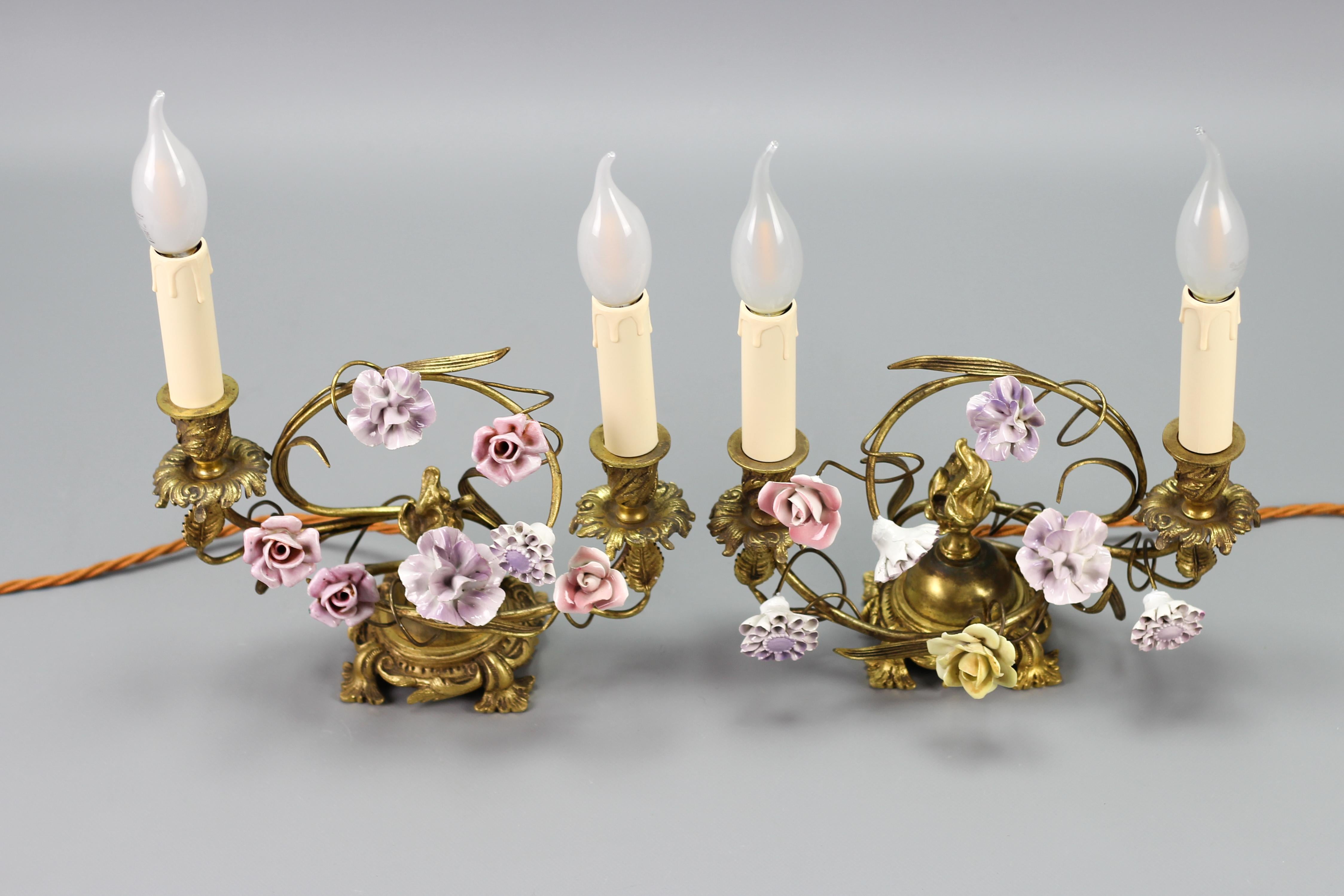 Doré Paire de lampes de table de style rococo français en bronze doré et porcelaine à fleurs en vente