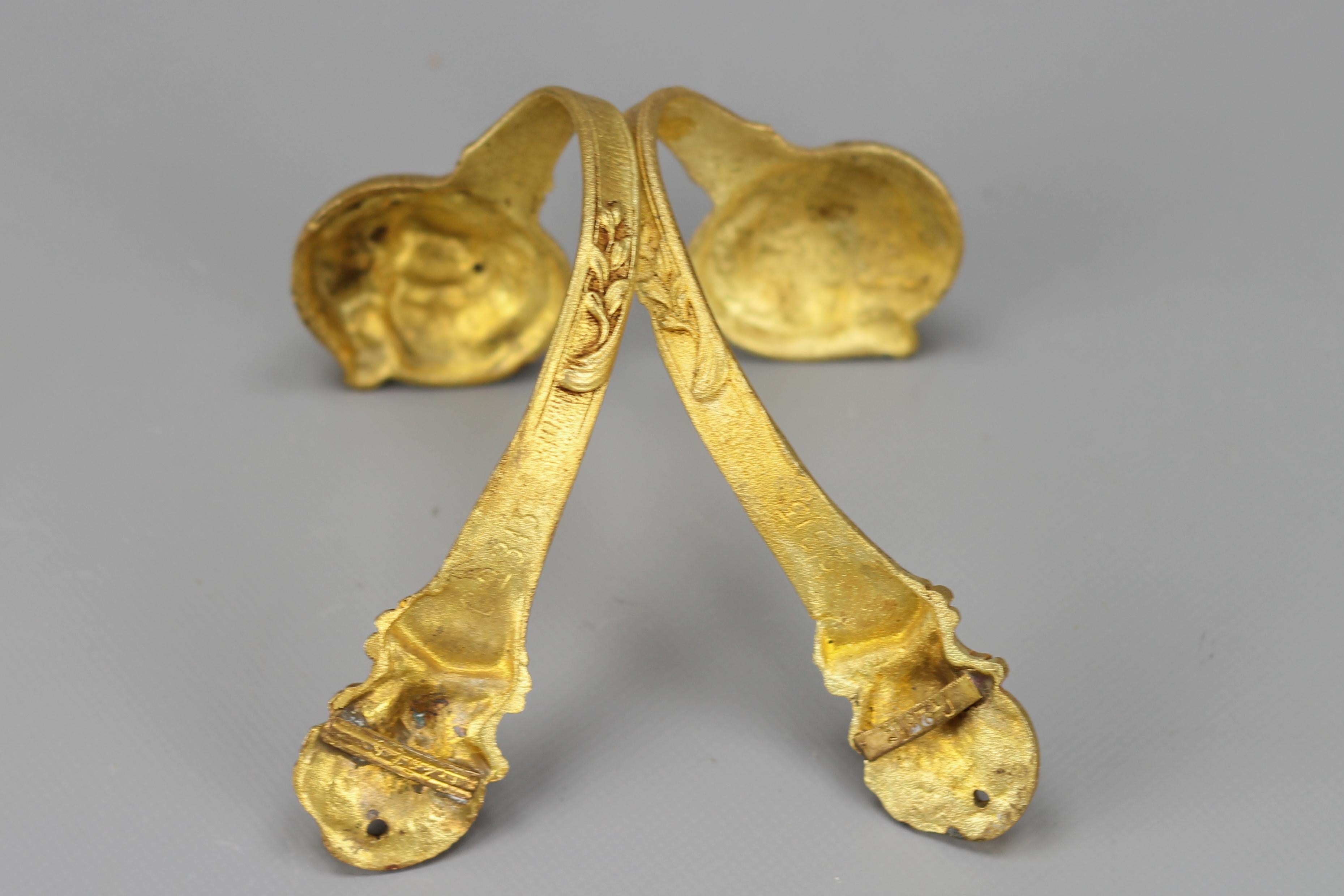 Paar französische Vorhänge- oder Vorhängehalter aus vergoldeter Bronze im Rokoko-Stil im Angebot 6