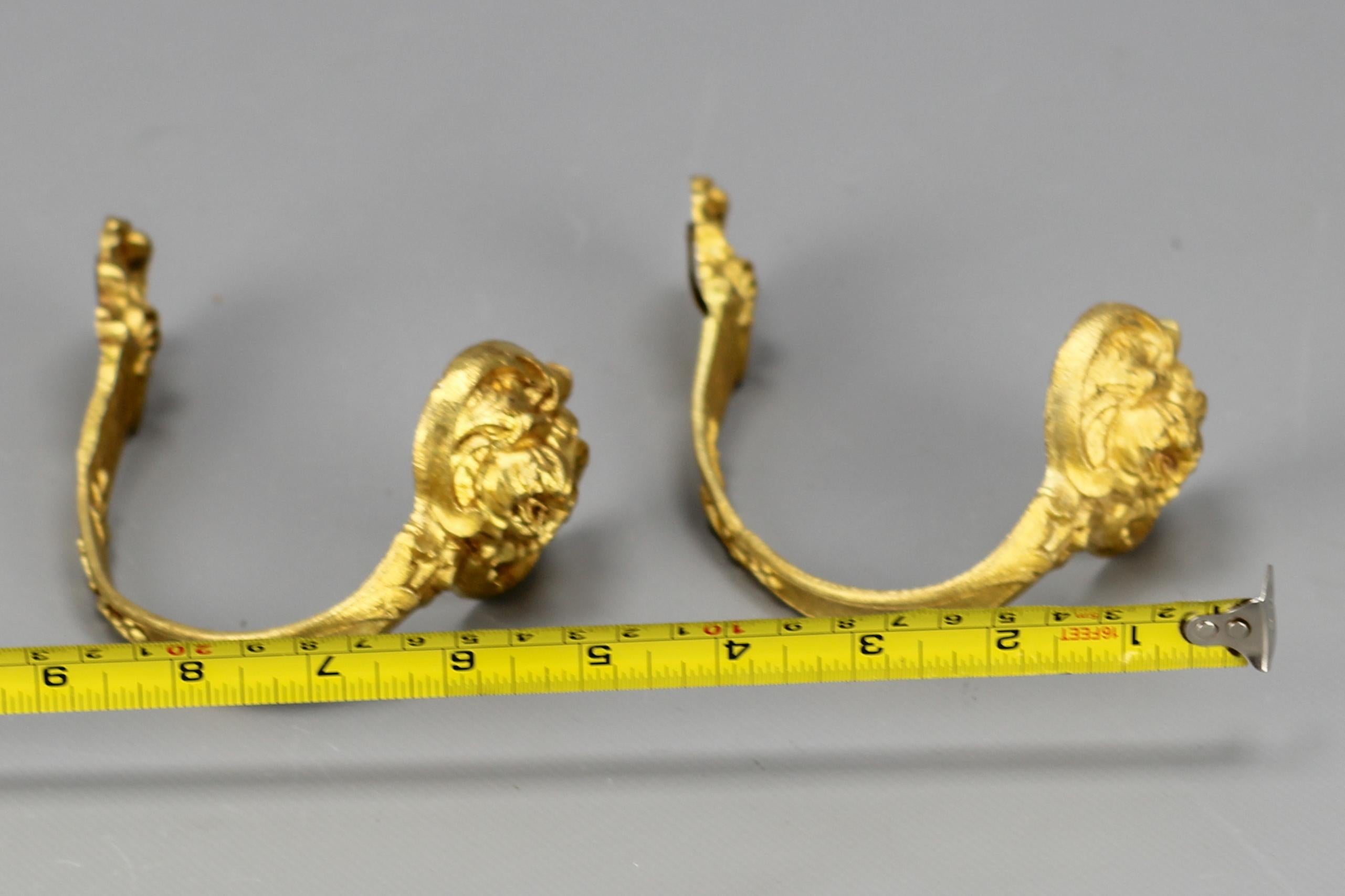 Paar französische Vorhänge- oder Vorhängehalter aus vergoldeter Bronze im Rokoko-Stil im Angebot 9