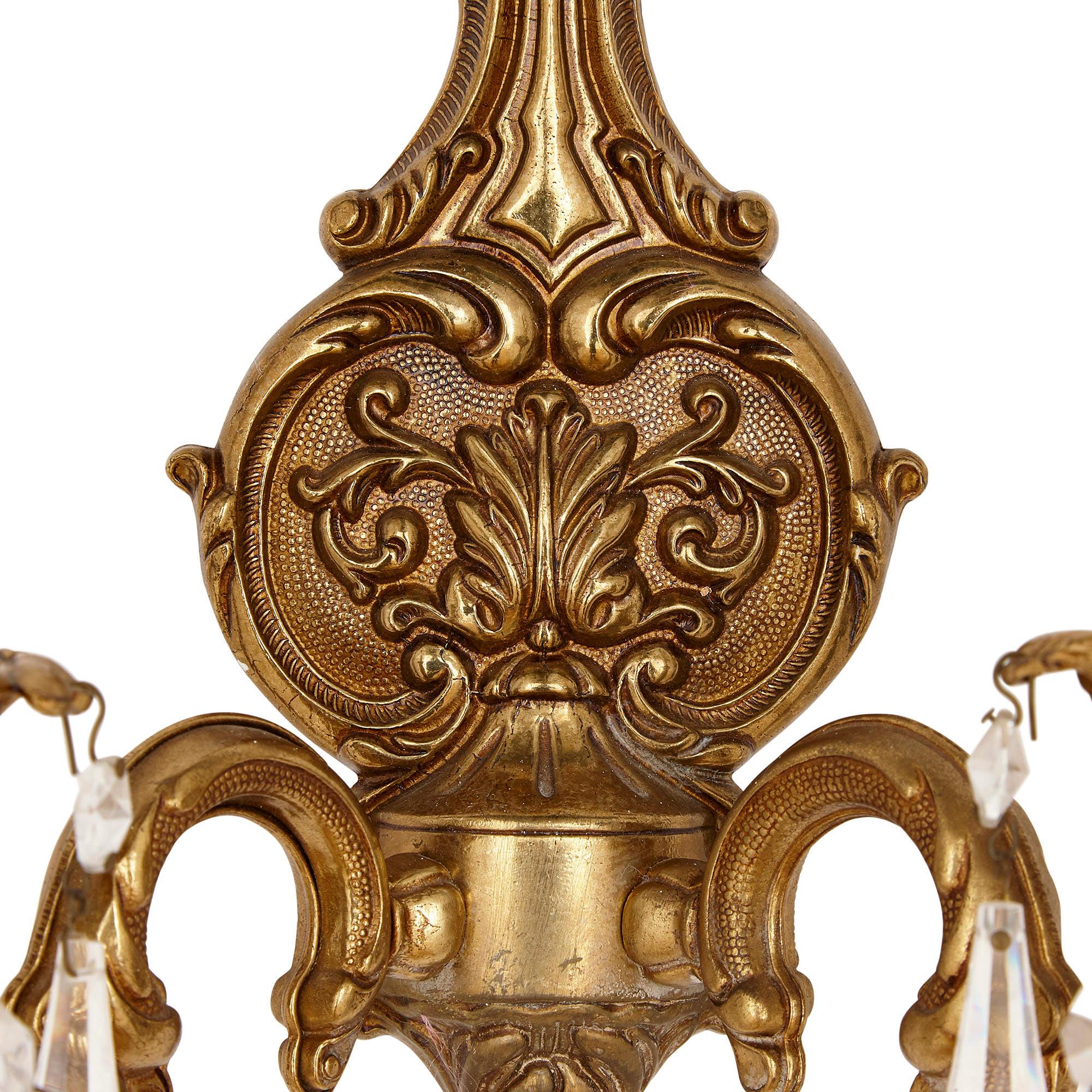 Rococo Paire d'appliques françaises de style rococo en métal doré en vente