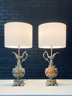 Coppia di lampade da tavolo in metallo dorato in stile French Rococo