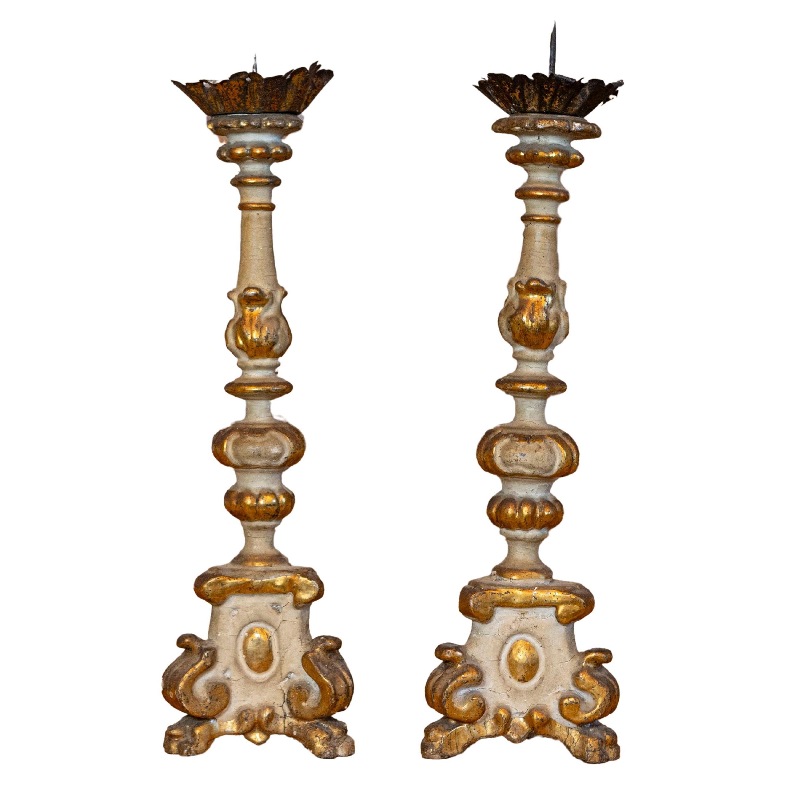 Coppia di candelieri dorati da parcella in stile French Rococo con piedi scolpiti a zampa di leone
