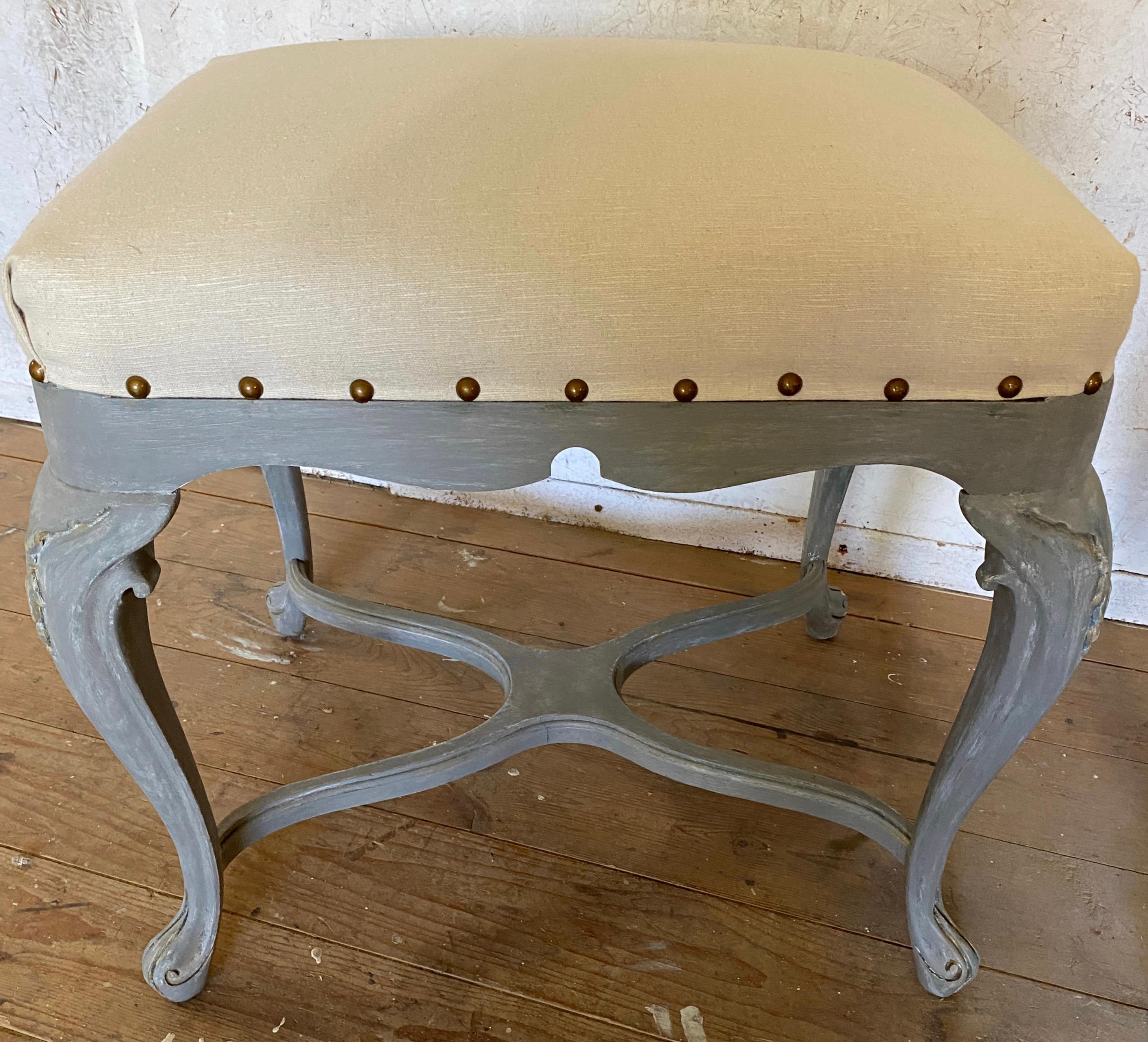 Provincial français Paire de tables ou tabourets de style rococo français en vente