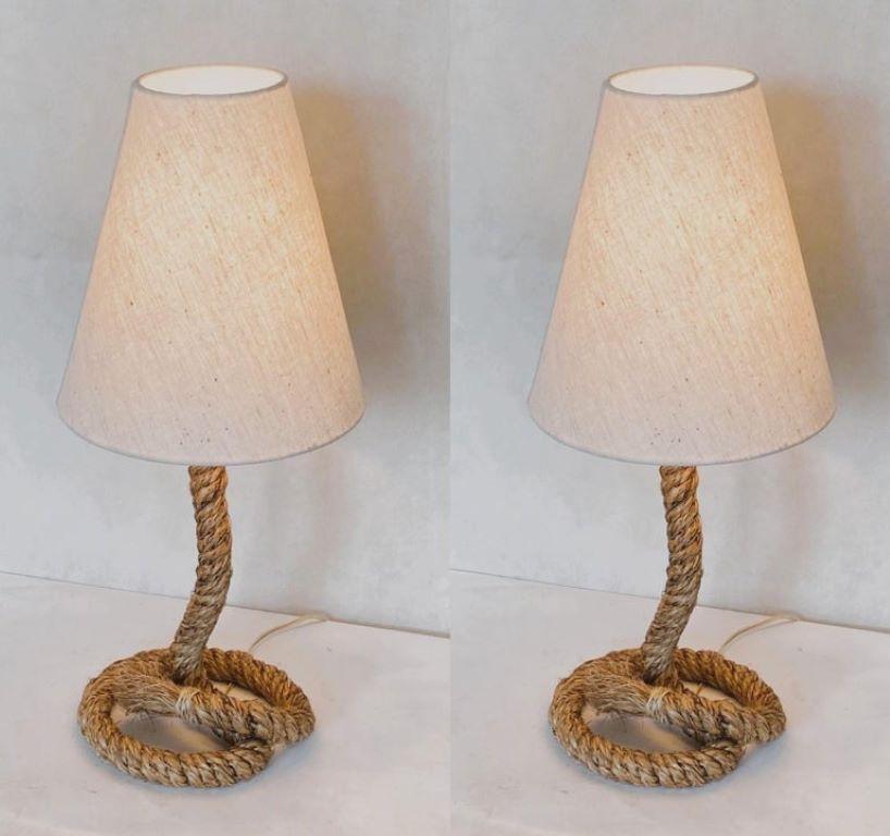 Paire de lampes de table en corde, faites à la main, avec abat-jour en lin, dans le style d'Audoux Minet, France, années 1990. Les deux lampes sont en très bon état, pas de dommages, câblage refait, abat-jour neufs. Chaque lampe est équipée d'une