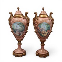 Paire d'urnes françaises de style Sèvres « Rose Pompadour », en porcelaine et bronze doré, début du XXe siècle
