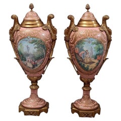 Paire d'urnes françaises de style Sèvres « Rose Pompadour », en porcelaine et bronze doré, début du XXe siècle