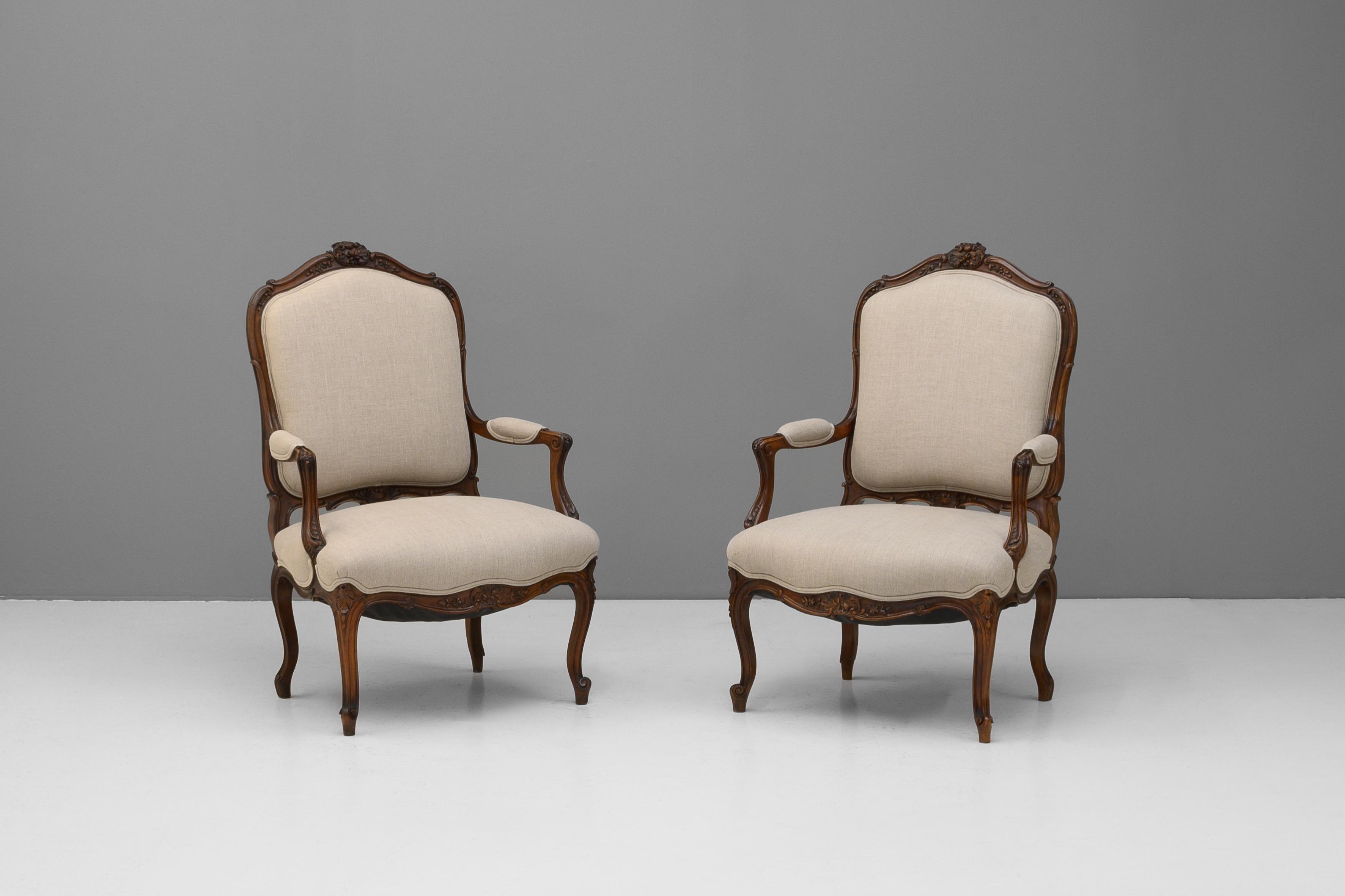 Coppia di poltrone aperte francesi tappezzate in palissandro di grandi proporzioni. Circa 1880.