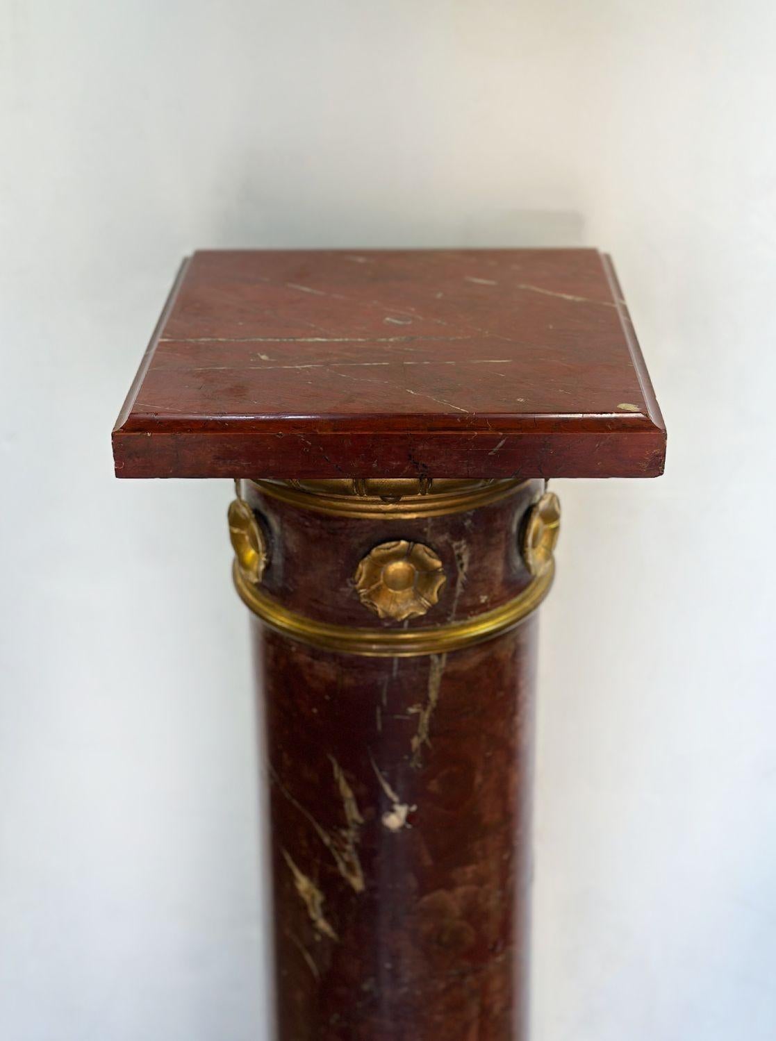 Ein Paar traditioneller Sockel aus Frankreich aus dem 19. Jahrhundert, mit Sockeln aus rouge griotte-Marmor und Details aus D'ore-Bronze, darunter Klauenfüße am Sockel.
Abmessungen:
40,5 