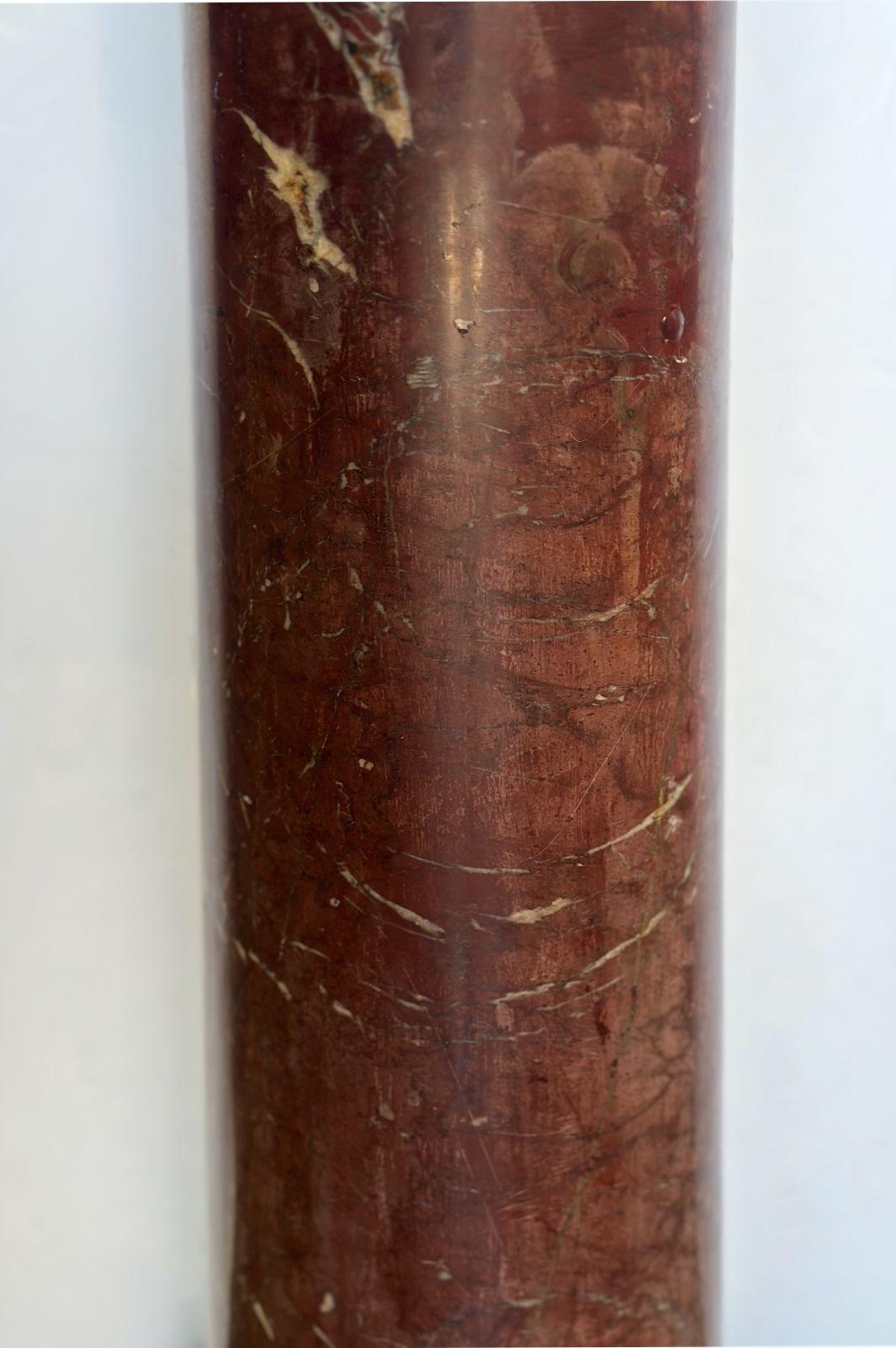 Paar französische Sockel aus Rouge Griotte-Marmor & D'ore-Bronze (Französisch) im Angebot